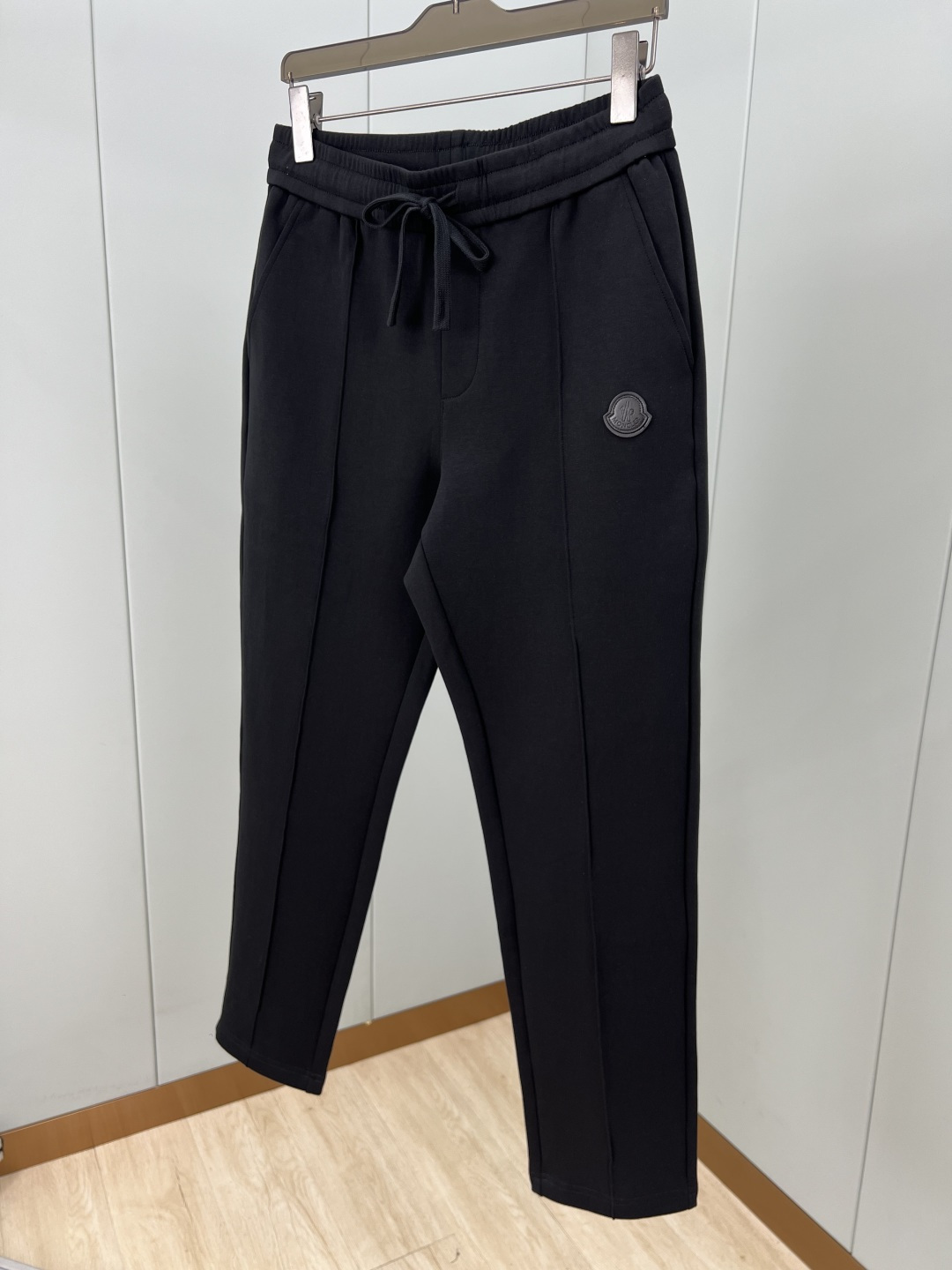 Moncler.蒙口 25秋冬新品饰皮革标识针织休闲长裤，正面袋口点缀皮革标识贴片标识焕新品牌设计，松紧