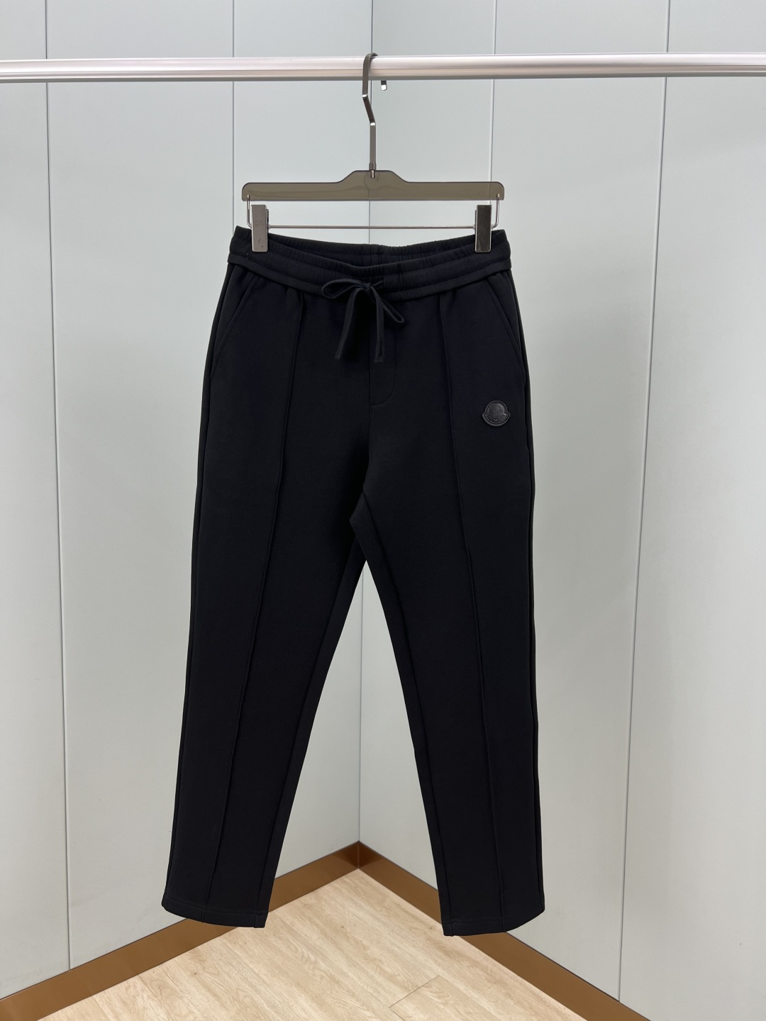 Moncler.蒙口 25秋冬新品饰皮革标识针织休闲长裤，正面袋口点缀皮革标识贴片标识焕新品牌设计，松紧