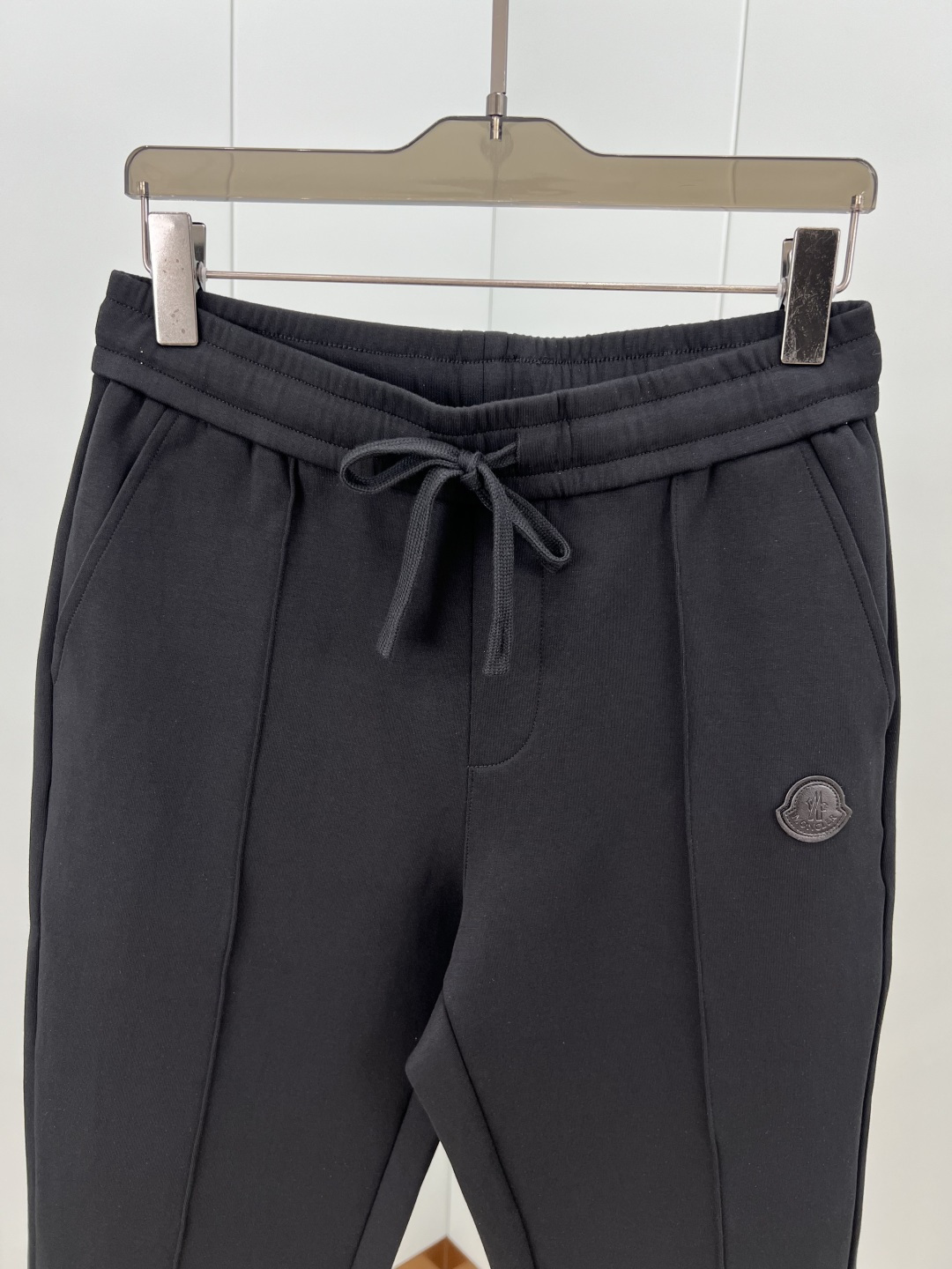 Moncler.蒙口 25秋冬新品饰皮革标识针织休闲长裤，正面袋口点缀皮革标识贴片标识焕新品牌设计，松紧