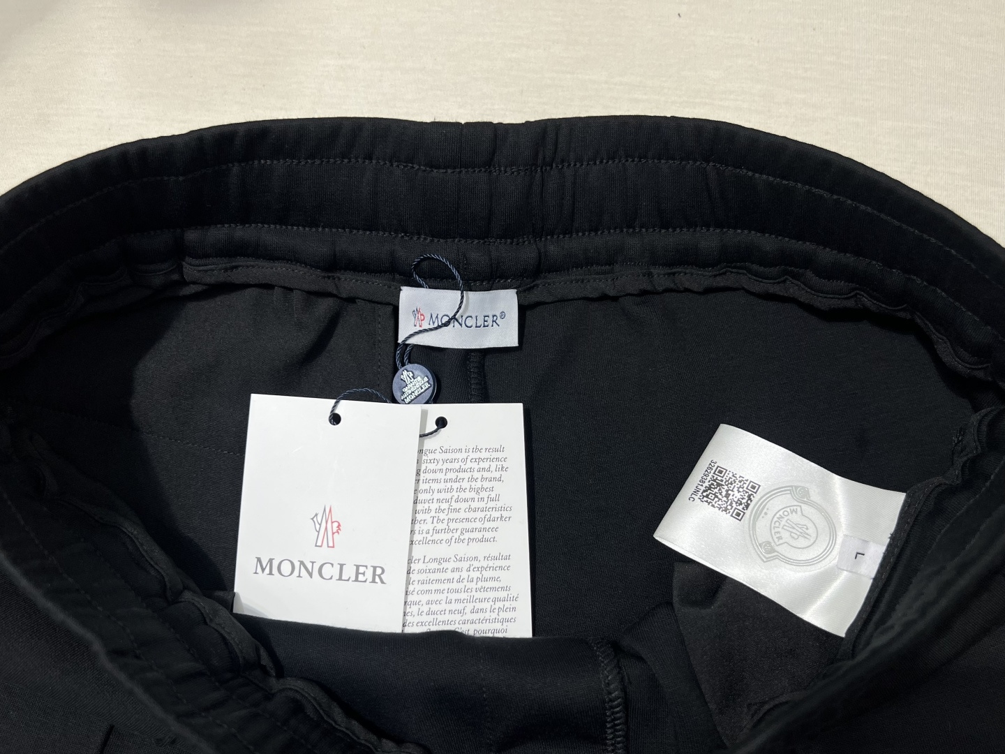 Moncler.蒙口 25秋冬新品饰皮革标识针织休闲长裤，正面袋口点缀皮革标识贴片标识焕新品牌设计，松紧