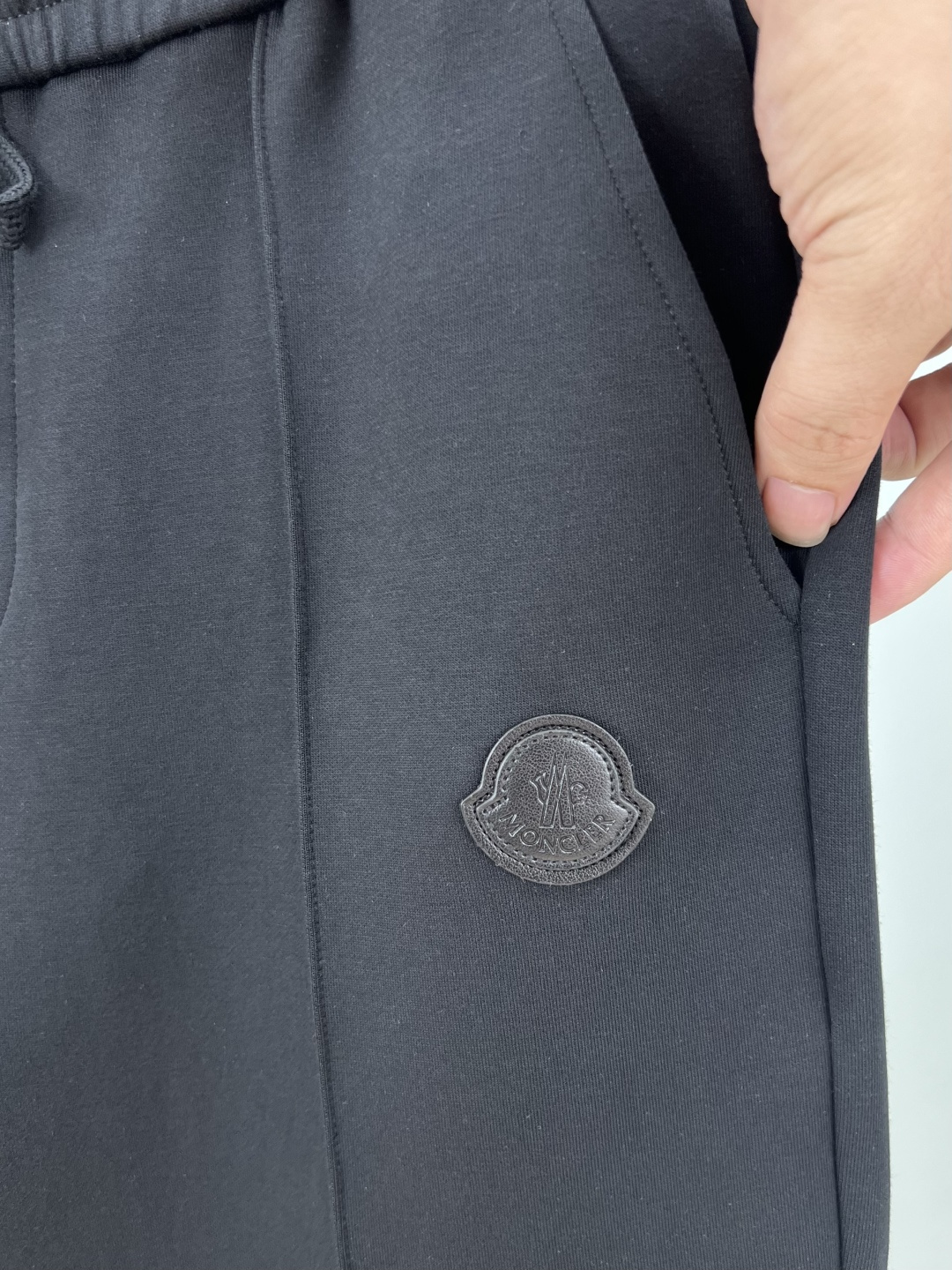 Moncler.蒙口 25秋冬新品饰皮革标识针织休闲长裤，正面袋口点缀皮革标识贴片标识焕新品牌设计，松紧