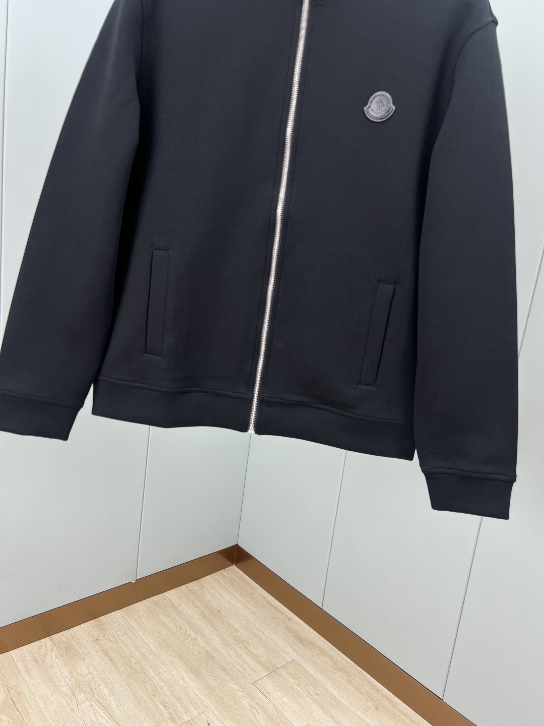 Moncler.蒙口 25秋冬新品饰皮革标识夹克外套，正面胸前皮革标识贴片点缀焕新品牌标识设计，立领拉链