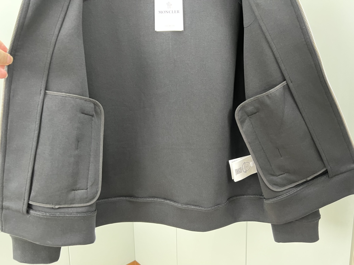 Moncler.蒙口 25秋冬新品饰皮革标识夹克外套，正面胸前皮革标识贴片点缀焕新品牌标识设计，立领拉链