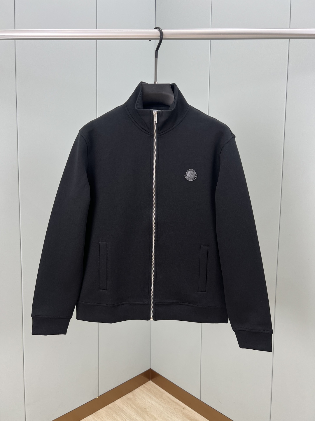 Moncler.蒙口 25秋冬新品饰皮革标识夹克外套，正面胸前皮革标识贴片点缀焕新品牌标识设计，立领拉链