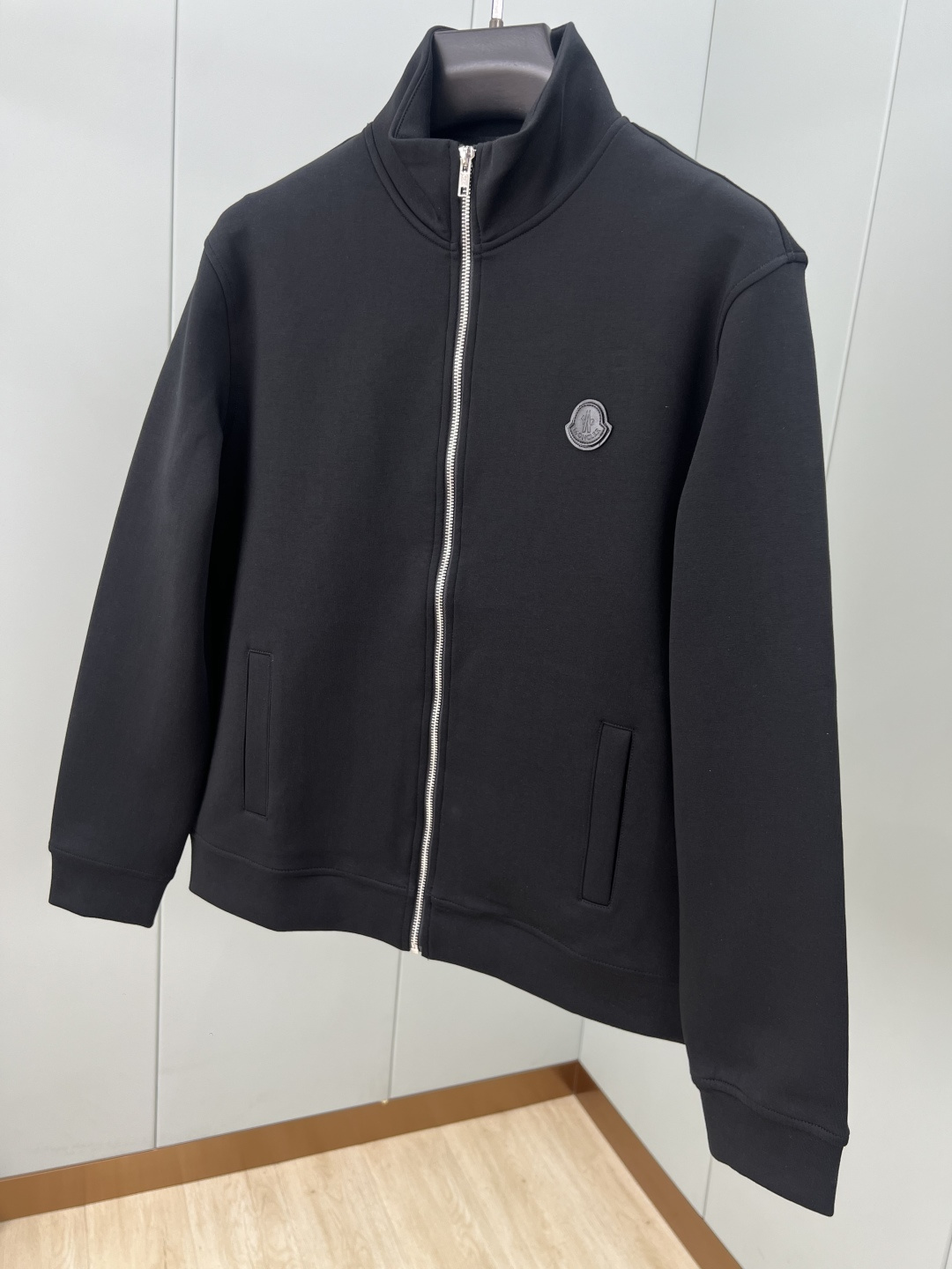 Moncler.蒙口 25秋冬新品饰皮革标识夹克外套，正面胸前皮革标识贴片点缀焕新品牌标识设计，立领拉链