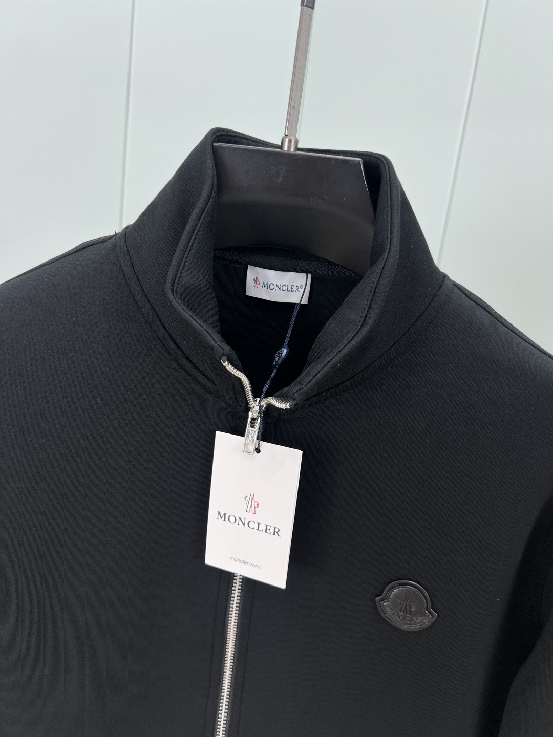 Moncler.蒙口 25秋冬新品饰皮革标识夹克外套，正面胸前皮革标识贴片点缀焕新品牌标识设计，立领拉链