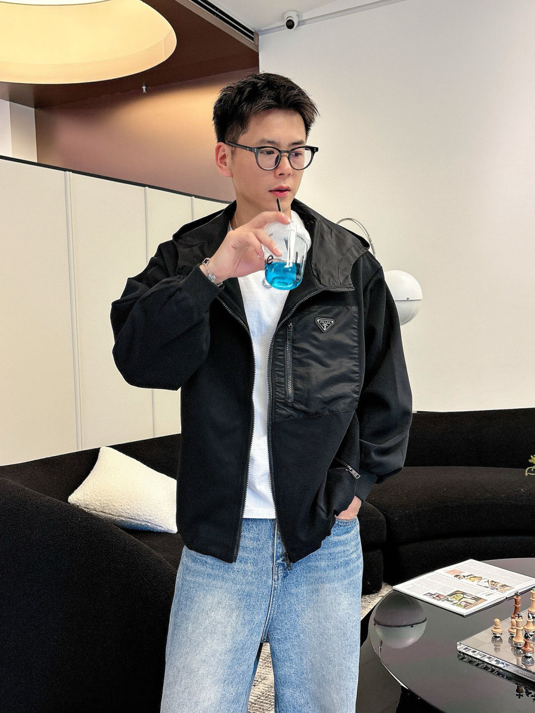 普拉达 2025秋季新款夹克外套，秀场新品‼品相非常完美，舒适保暖，三标齐全色泽饱满诱人，非常出彩的设计