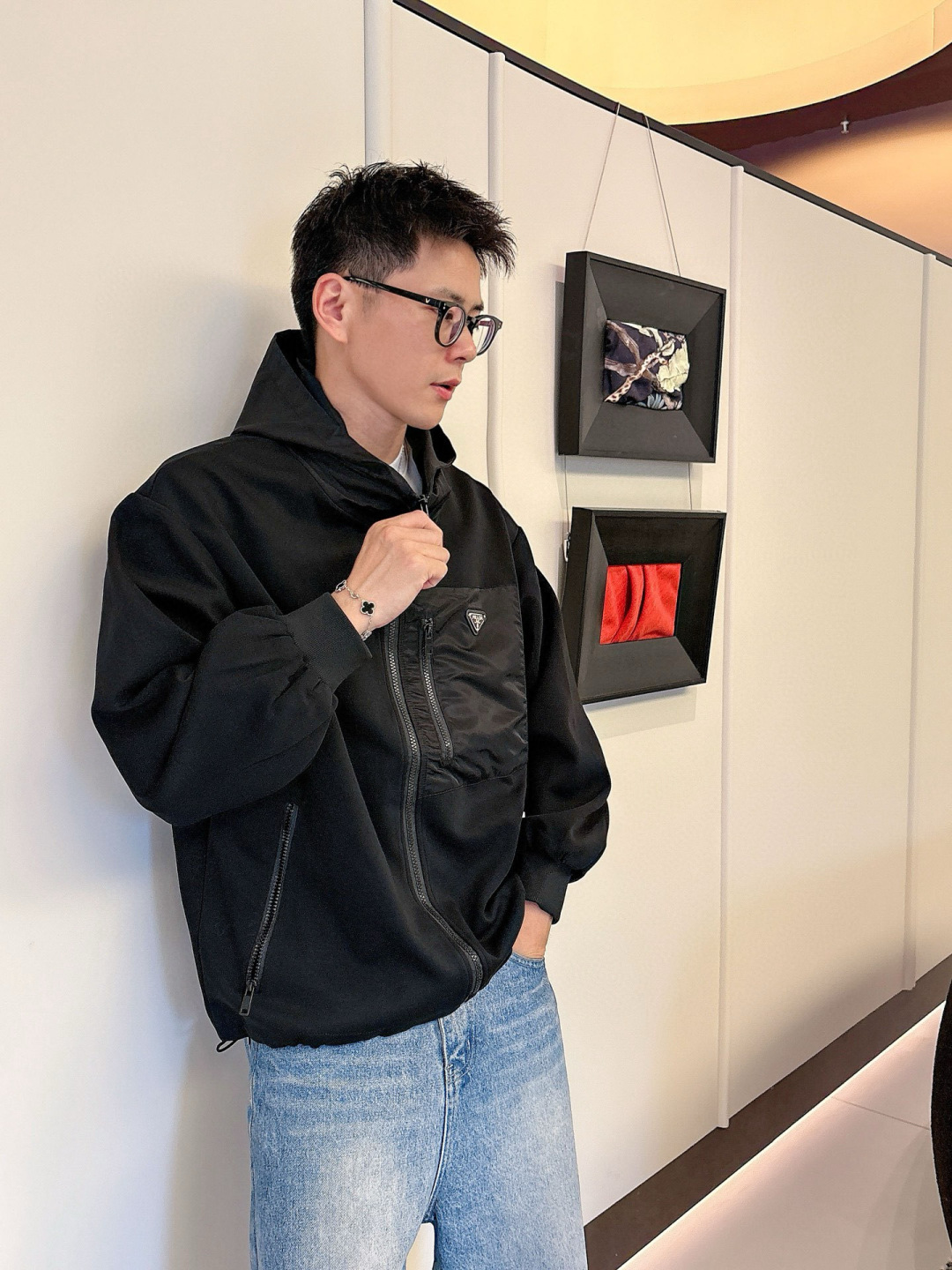 普拉达 2025秋季新款夹克外套，秀场新品‼品相非常完美，舒适保暖，三标齐全色泽饱满诱人，非常出彩的设计