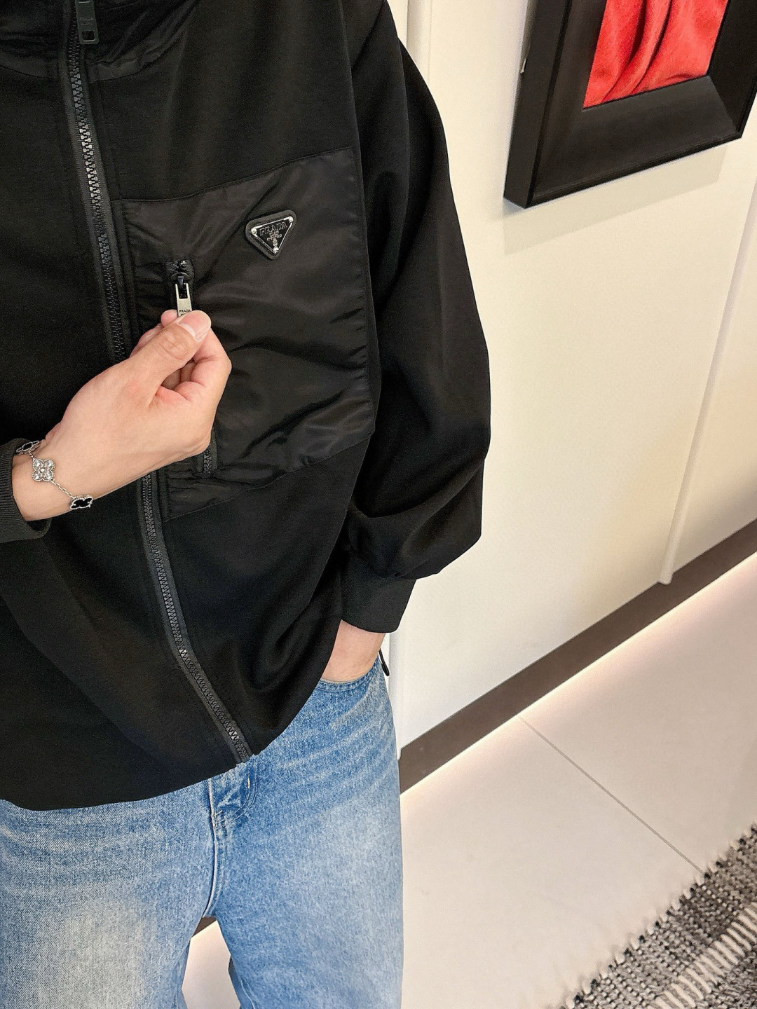 普拉达 2025秋季新款夹克外套，秀场新品‼品相非常完美，舒适保暖，三标齐全色泽饱满诱人，非常出彩的设计