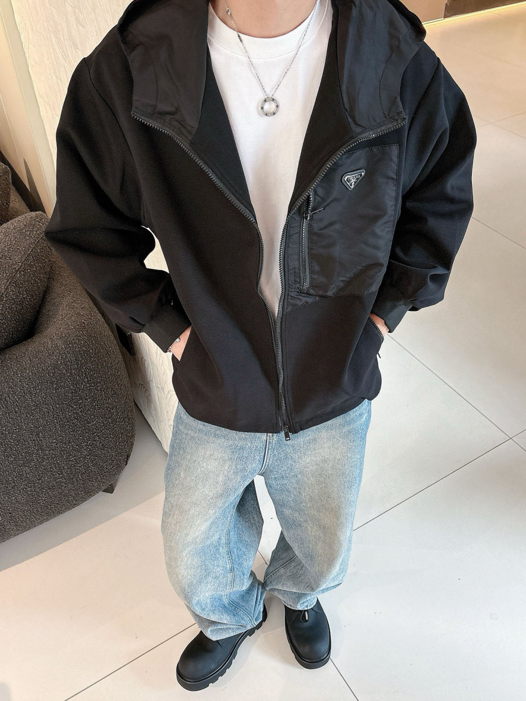 普拉达 2025秋季新款夹克外套，秀场新品‼品相非常完美，舒适保暖，三标齐全色泽饱满诱人，非常出彩的设计