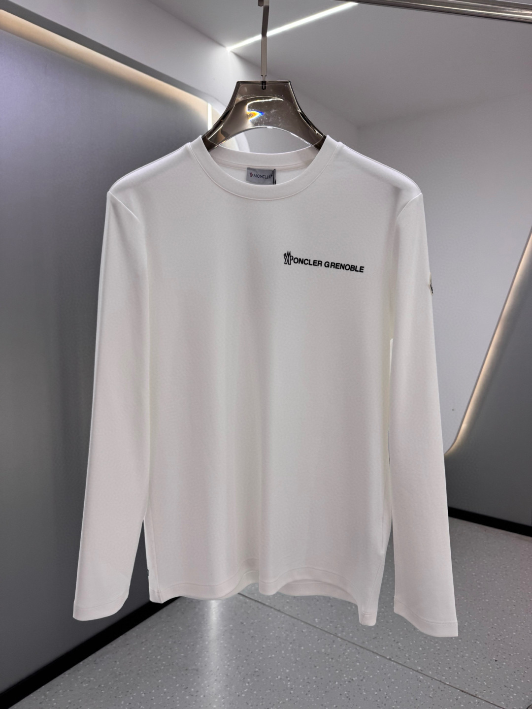 MK2025春夏新品厚款前后幅字母印花长袖T恤；定制260克高密水柔棉面料95%的棉质可以更大幅度的提高