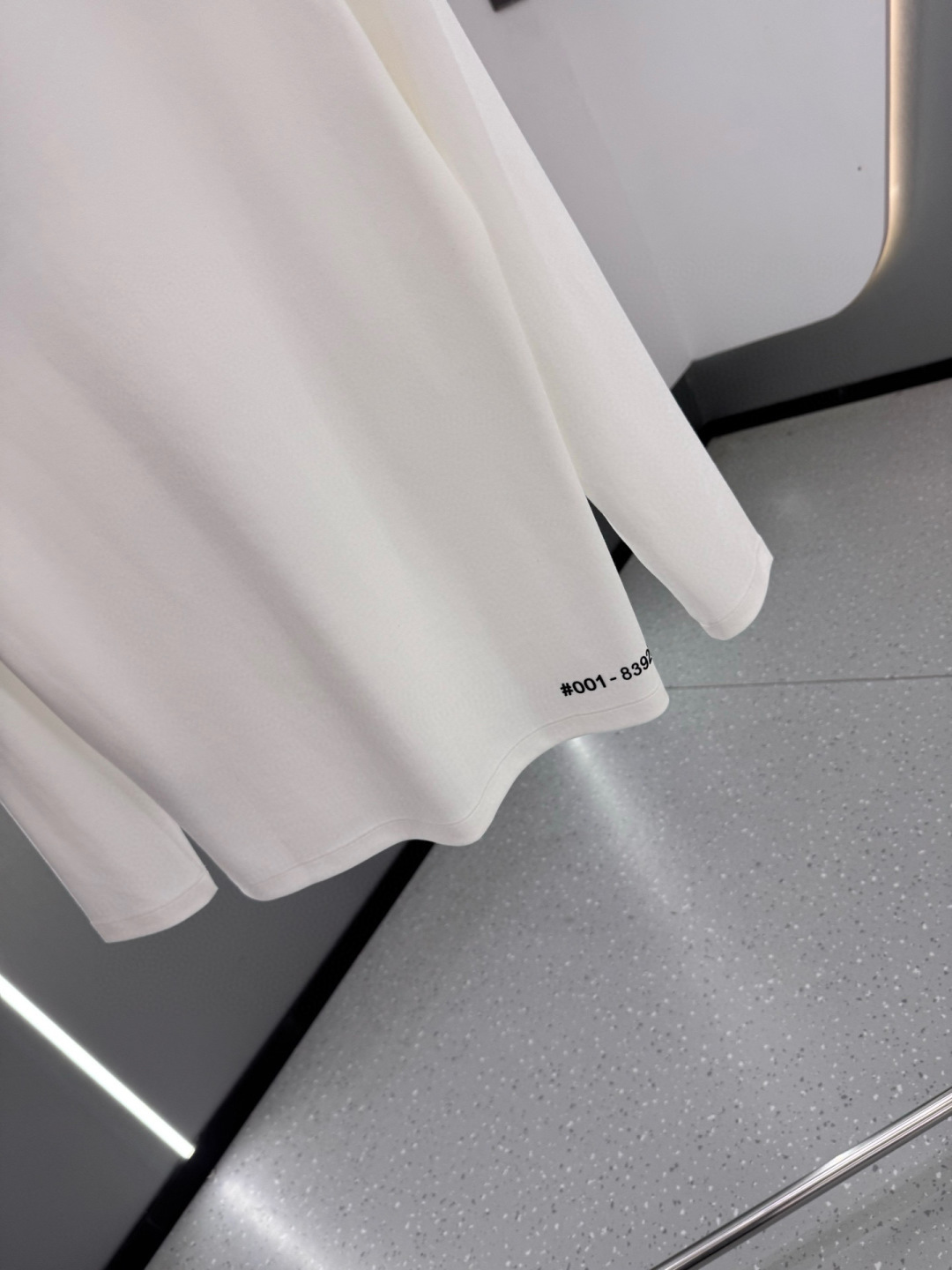 MK2025春夏新品厚款前后幅字母印花长袖T恤；定制260克高密水柔棉面料95%的棉质可以更大幅度的提高