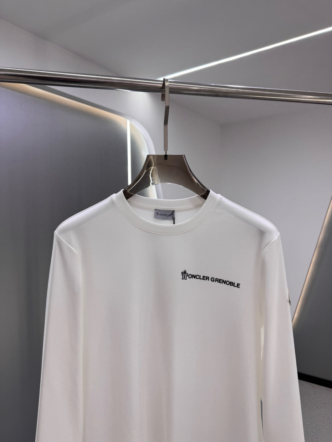 MK2025春夏新品厚款前后幅字母印花长袖T恤；定制260克高密水柔棉面料95%的棉质可以更大幅度的提高