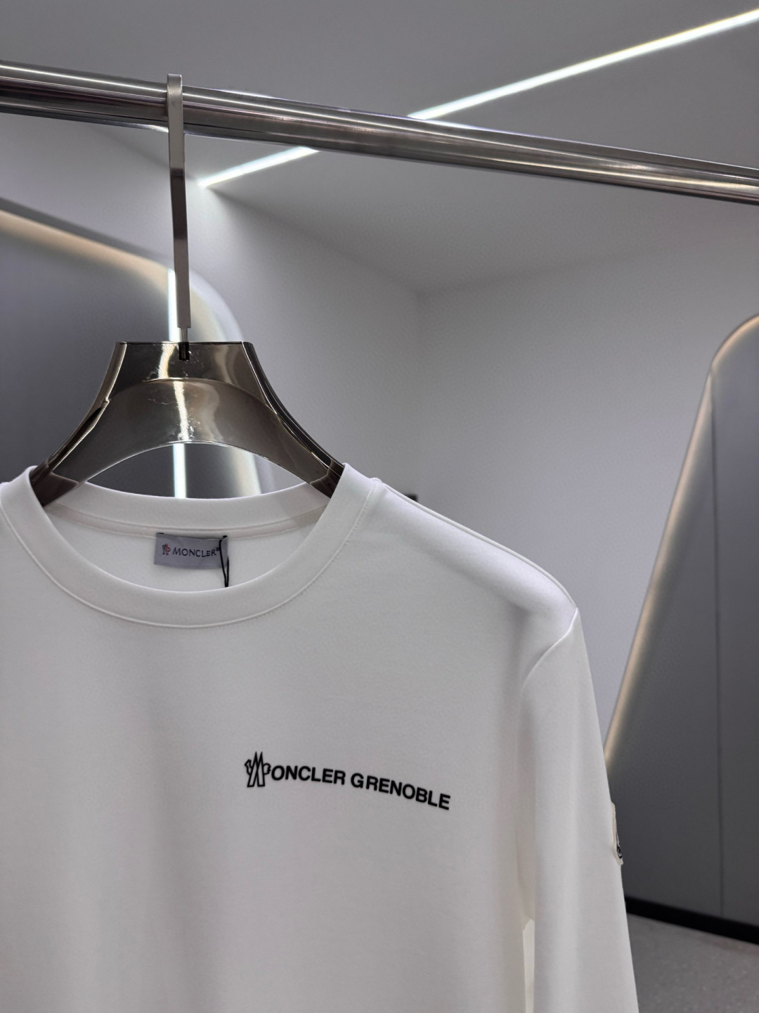 MK2025春夏新品厚款前后幅字母印花长袖T恤；定制260克高密水柔棉面料95%的棉质可以更大幅度的提高