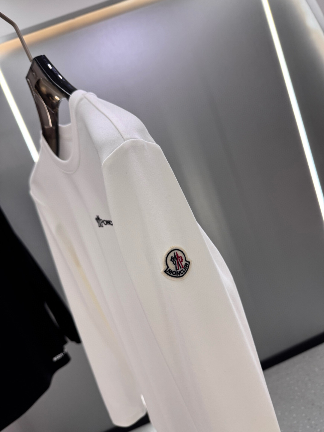 MK2025春夏新品厚款前后幅字母印花长袖T恤；定制260克高密水柔棉面料95%的棉质可以更大幅度的提高