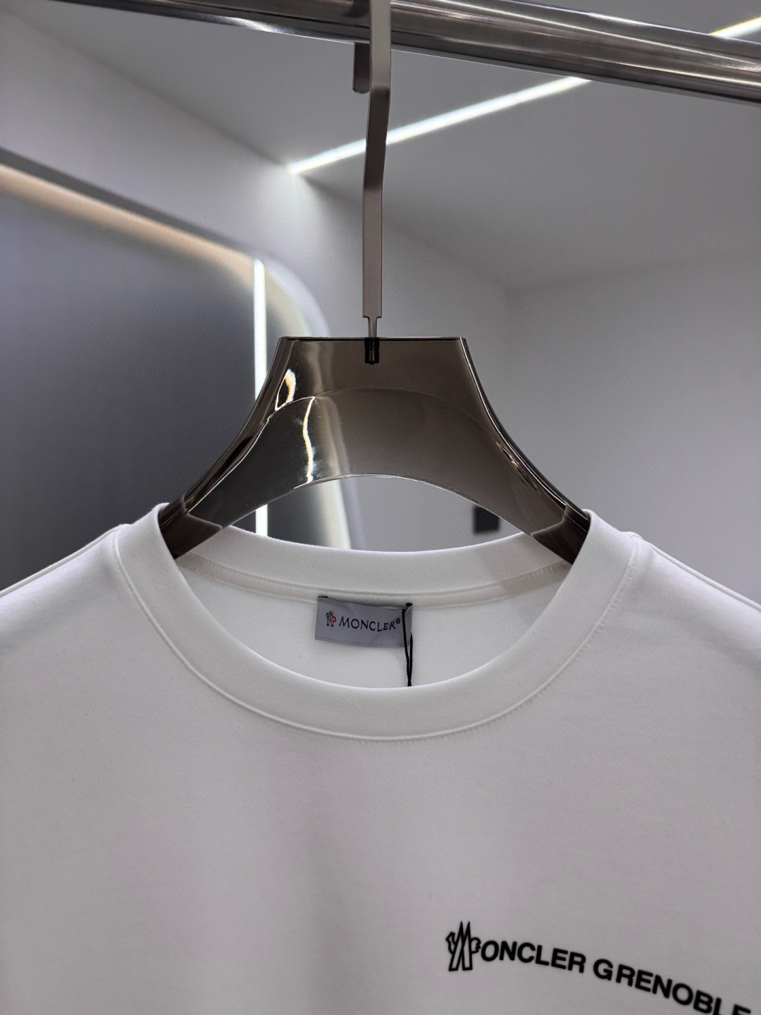 MK2025春夏新品厚款前后幅字母印花长袖T恤；定制260克高密水柔棉面料95%的棉质可以更大幅度的提高