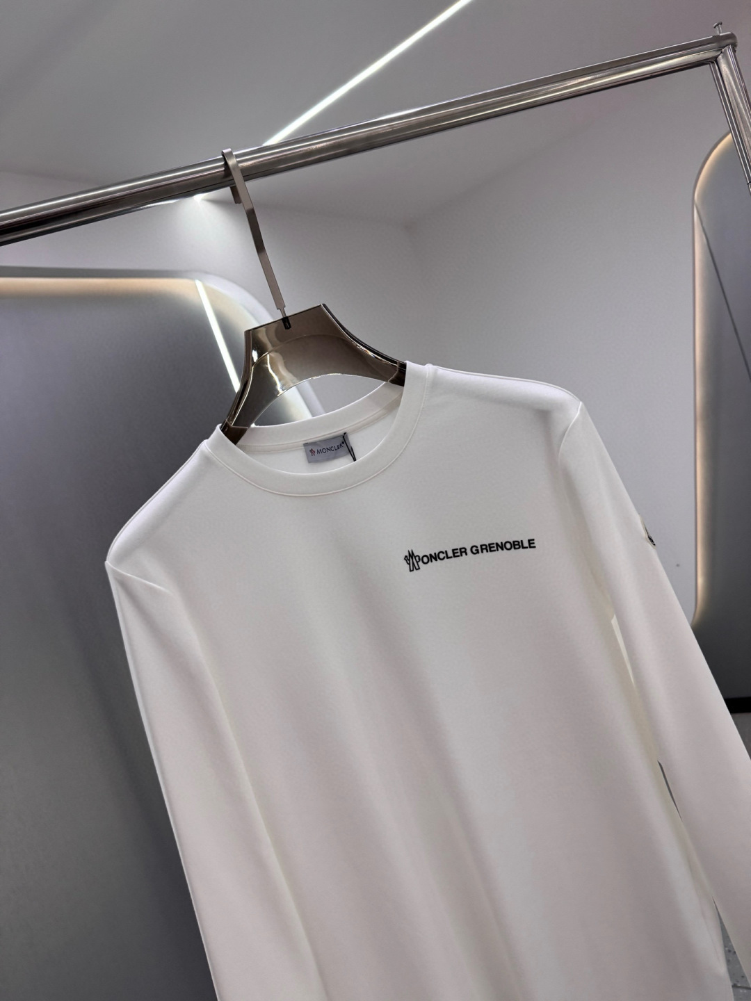 MK2025春夏新品厚款前后幅字母印花长袖T恤；定制260克高密水柔棉面料95%的棉质可以更大幅度的提高