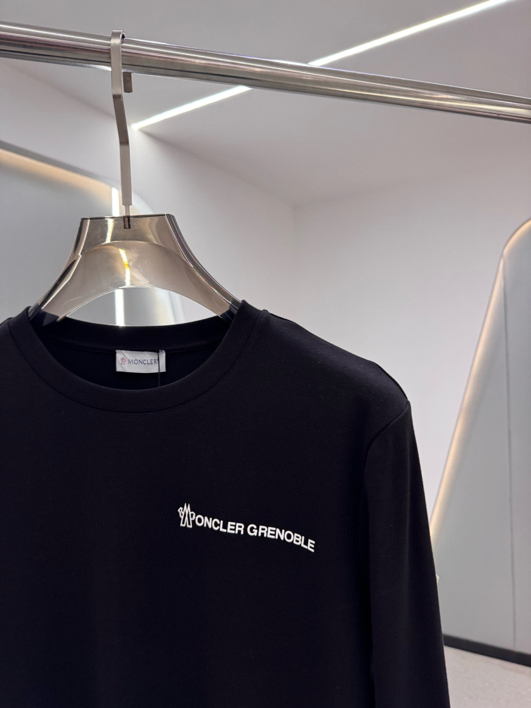 MK2025春夏新品厚款前后幅字母印花长袖T恤；定制260克高密水柔棉面料95%的棉质可以更大幅度的提高