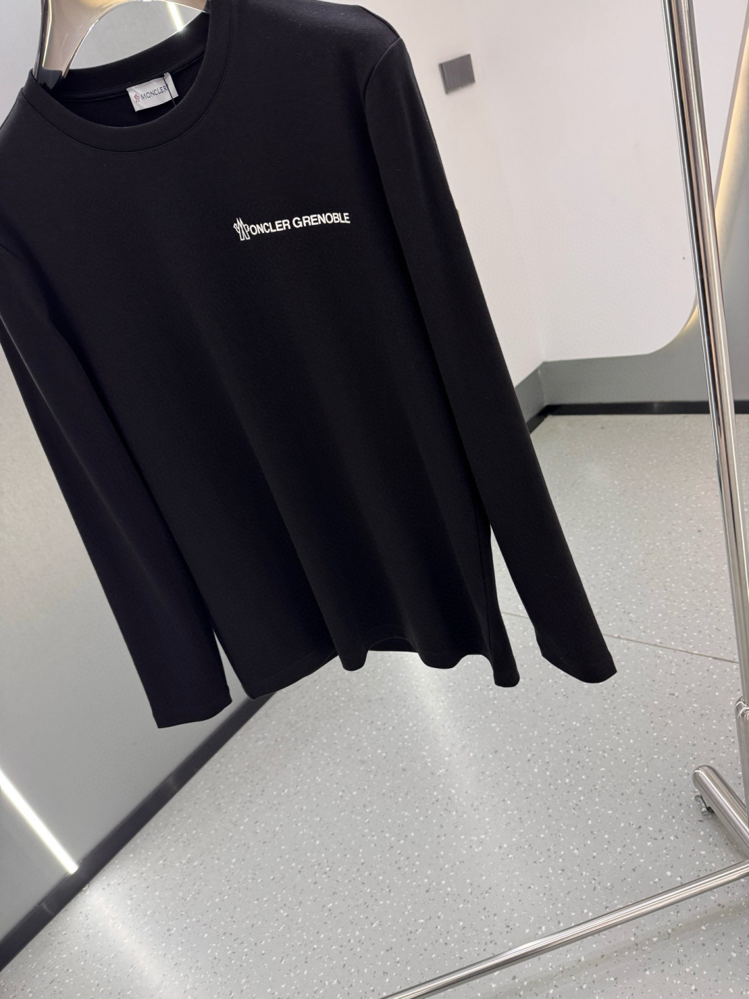 MK2025春夏新品厚款前后幅字母印花长袖T恤；定制260克高密水柔棉面料95%的棉质可以更大幅度的提高