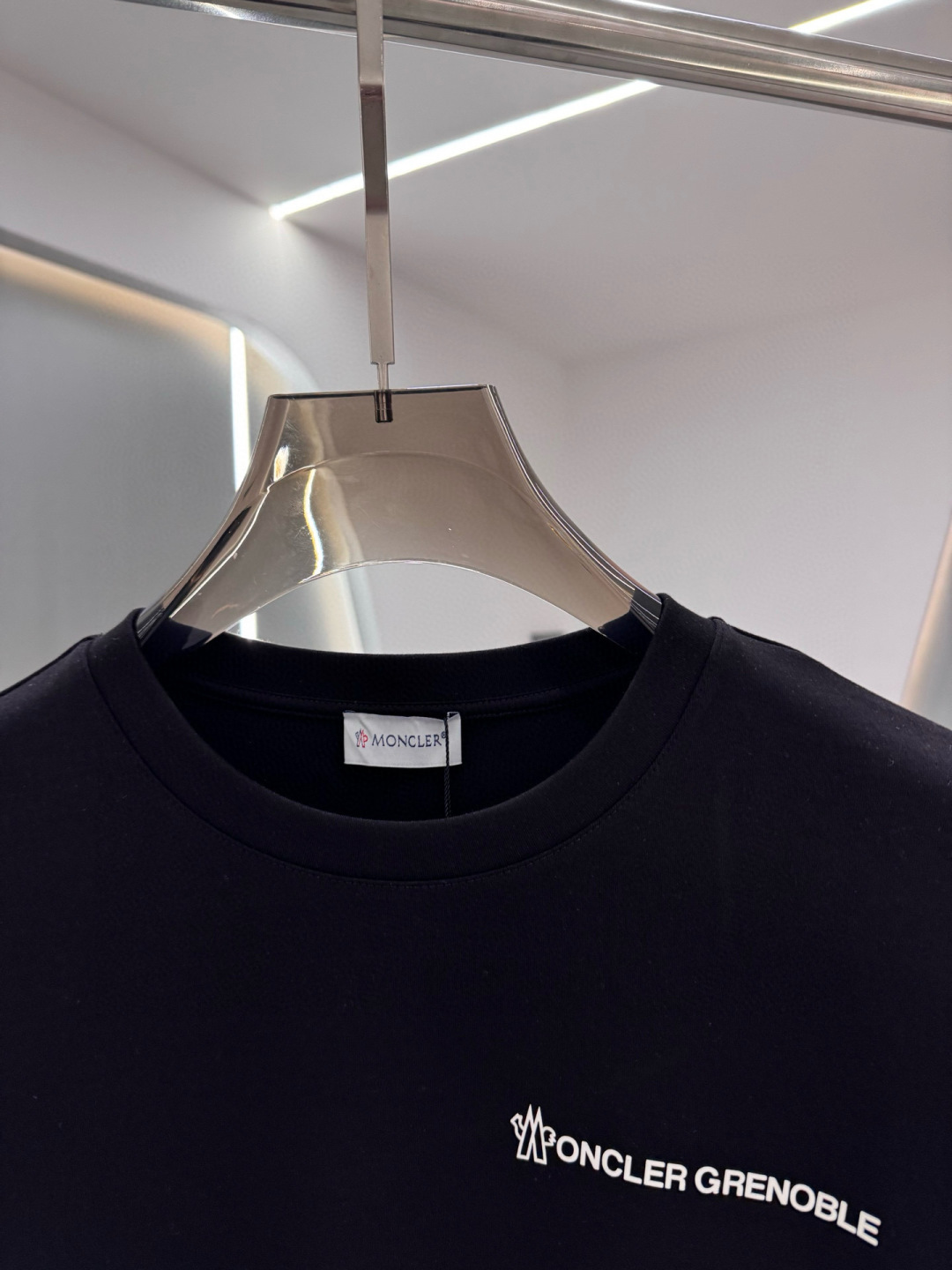 MK2025春夏新品厚款前后幅字母印花长袖T恤；定制260克高密水柔棉面料95%的棉质可以更大幅度的提高