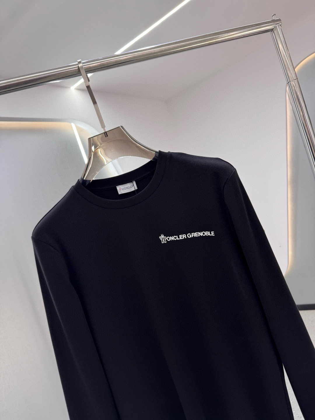 MK2025春夏新品厚款前后幅字母印花长袖T恤；定制260克高密水柔棉面料95%的棉质可以更大幅度的提高