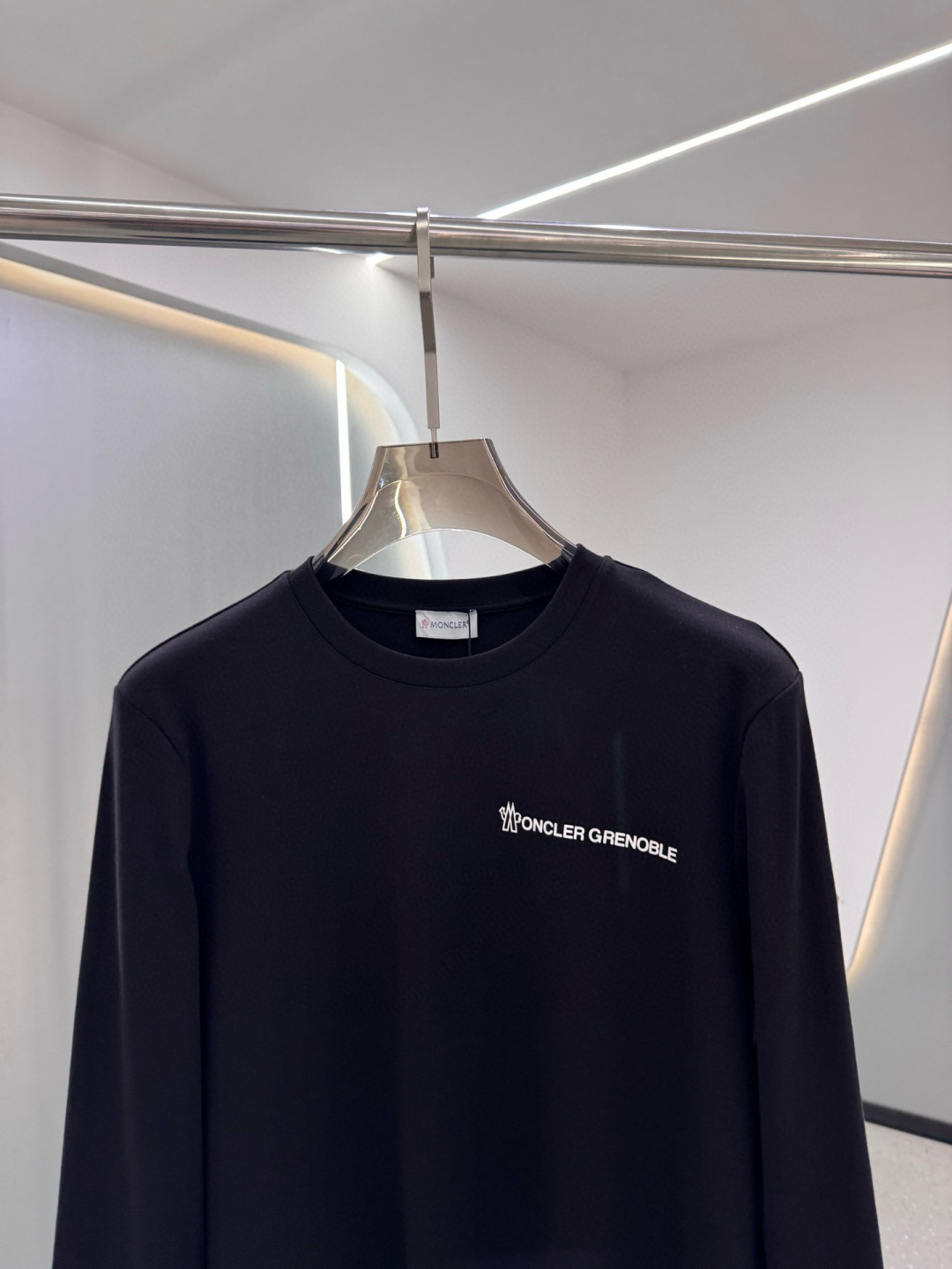 MK2025春夏新品厚款前后幅字母印花长袖T恤；定制260克高密水柔棉面料95%的棉质可以更大幅度的提高