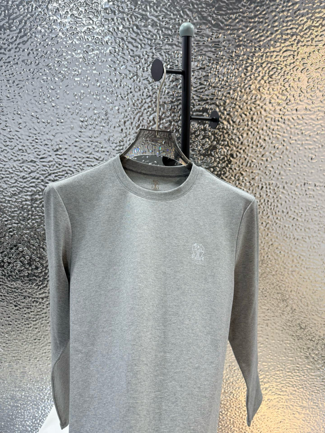 Brunello Cucinelli的珍贵材料提升了这款圆领T恤的经典风范。柔软的棉质汗布与本季色彩组合