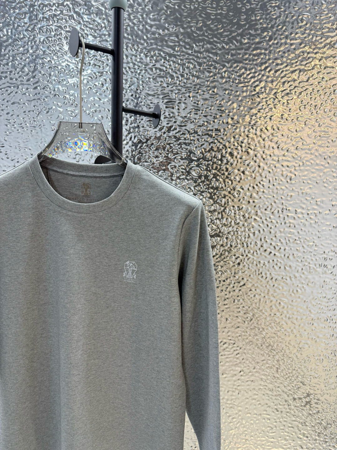 Brunello Cucinelli的珍贵材料提升了这款圆领T恤的经典风范。柔软的棉质汗布与本季色彩组合