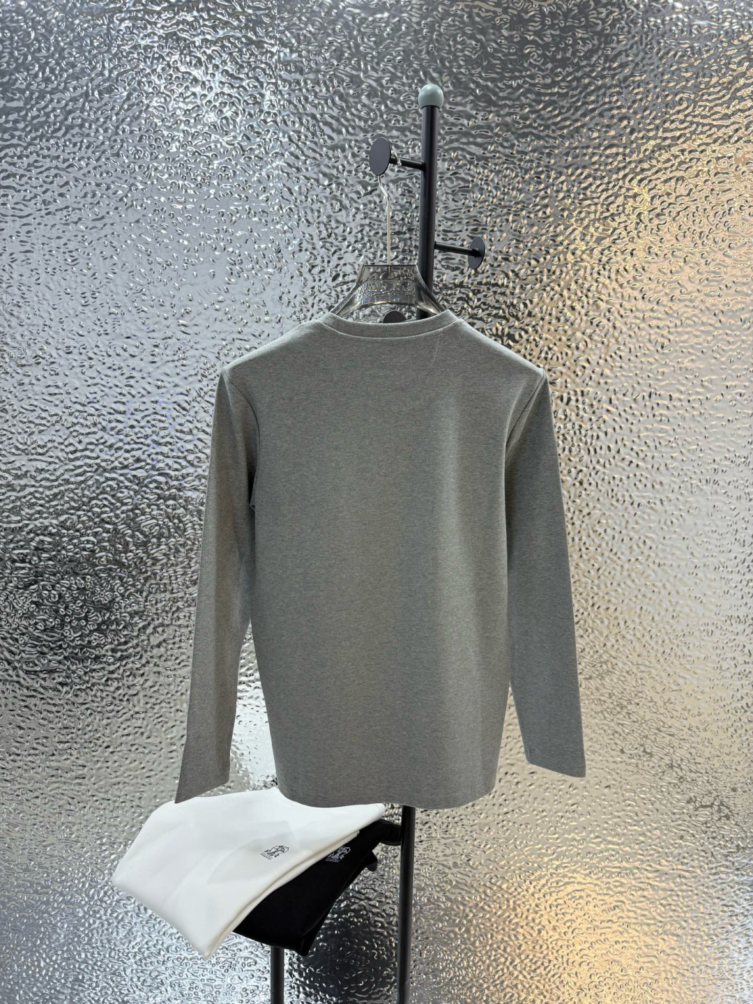 Brunello Cucinelli的珍贵材料提升了这款圆领T恤的经典风范。柔软的棉质汗布与本季色彩组合