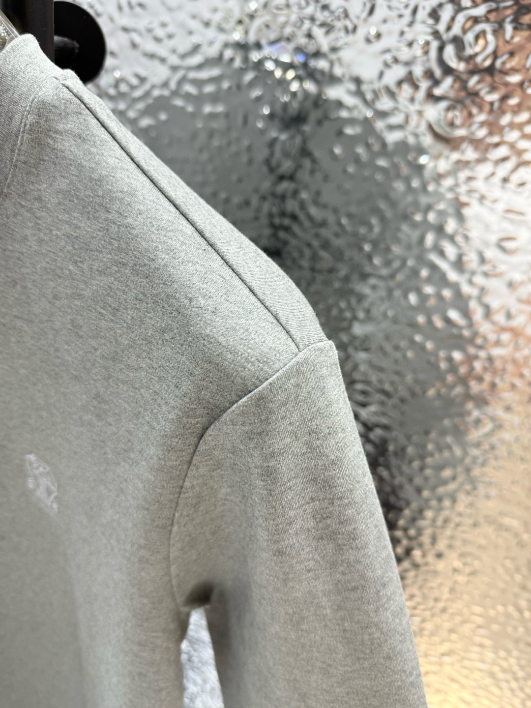 Brunello Cucinelli的珍贵材料提升了这款圆领T恤的经典风范。柔软的棉质汗布与本季色彩组合