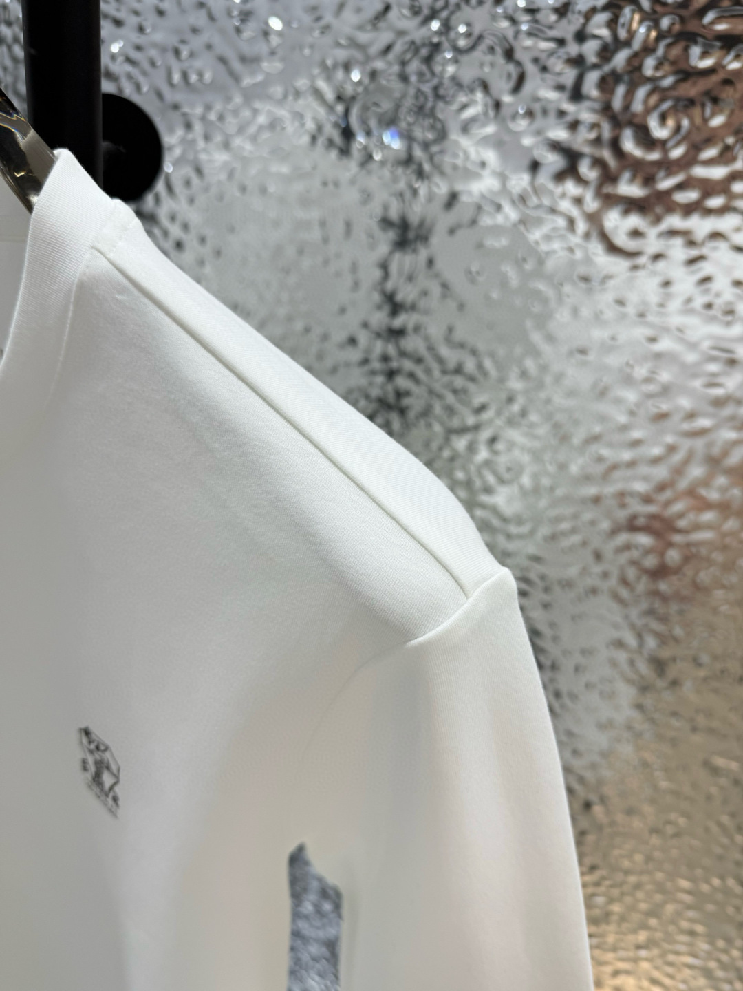 Brunello Cucinelli的珍贵材料提升了这款圆领T恤的经典风范。柔软的棉质汗布与本季色彩组合