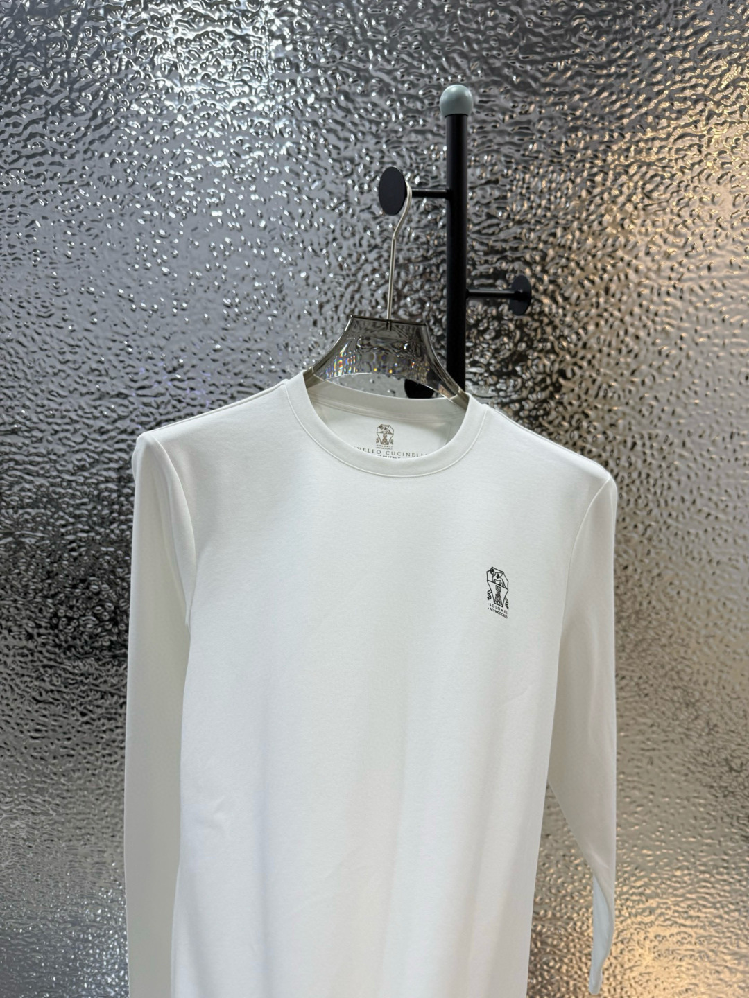 Brunello Cucinelli的珍贵材料提升了这款圆领T恤的经典风范。柔软的棉质汗布与本季色彩组合