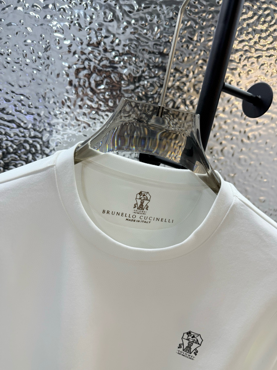 Brunello Cucinelli的珍贵材料提升了这款圆领T恤的经典风范。柔软的棉质汗布与本季色彩组合