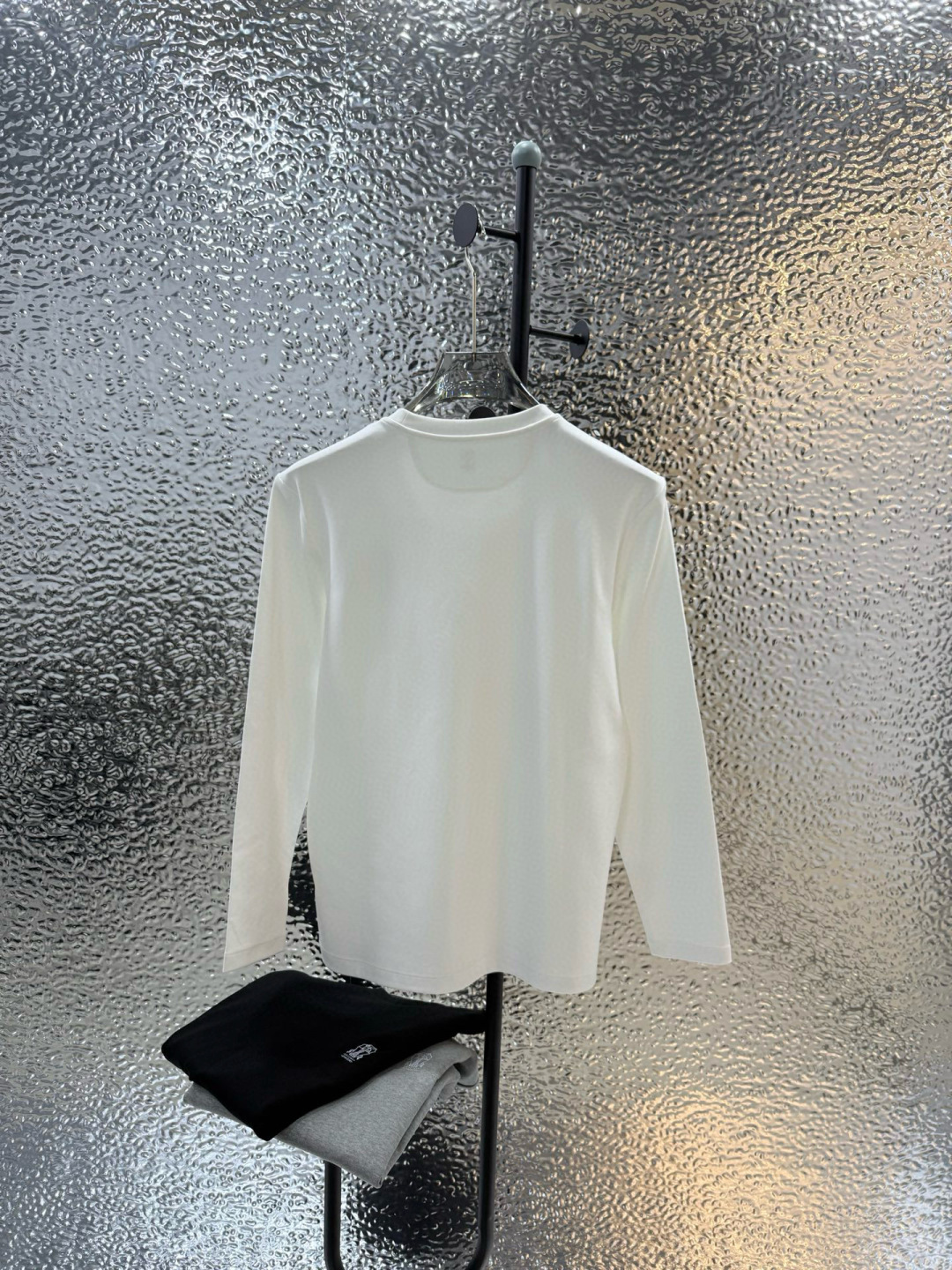 Brunello Cucinelli的珍贵材料提升了这款圆领T恤的经典风范。柔软的棉质汗布与本季色彩组合