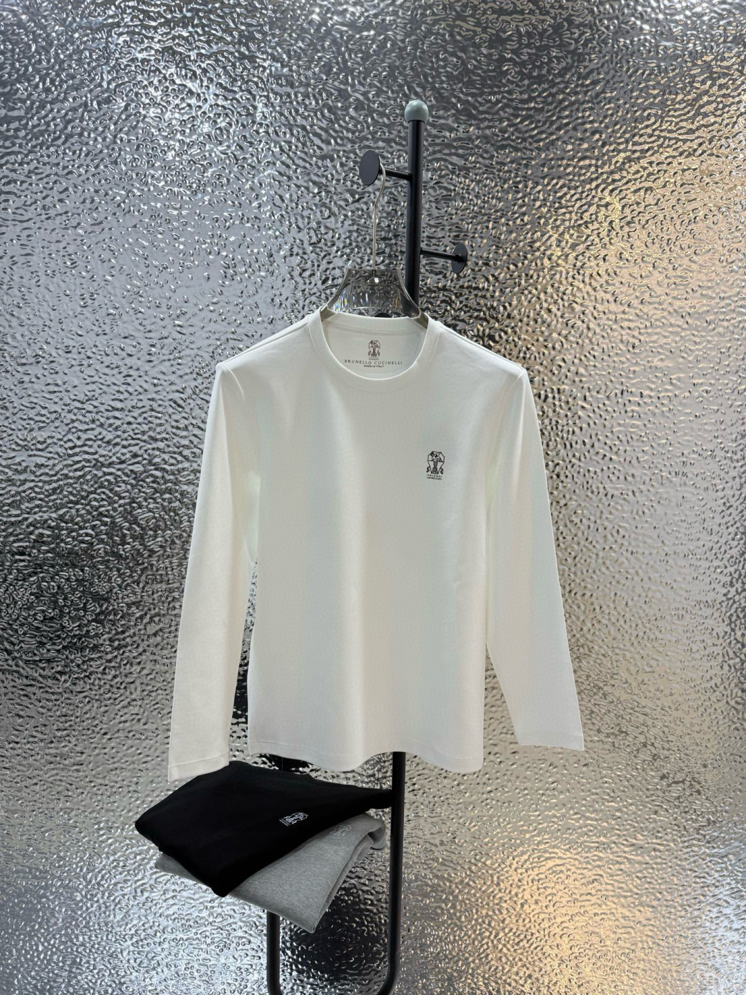 Brunello Cucinelli的珍贵材料提升了这款圆领T恤的经典风范。柔软的棉质汗布与本季色彩组合