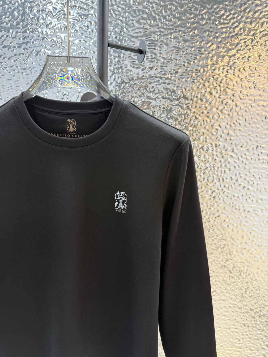 Brunello Cucinelli的珍贵材料提升了这款圆领T恤的经典风范。柔软的棉质汗布与本季色彩组合