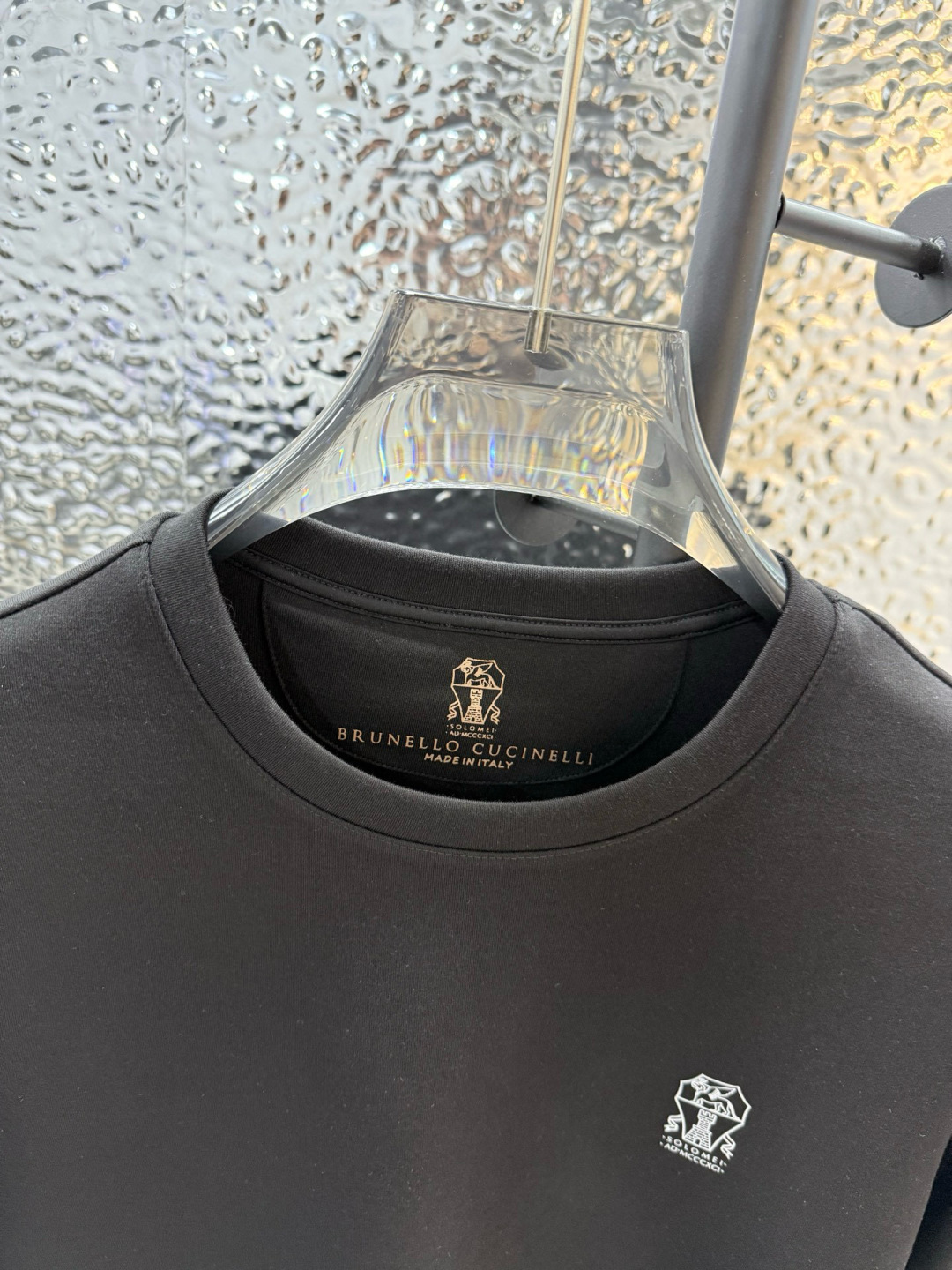 Brunello Cucinelli的珍贵材料提升了这款圆领T恤的经典风范。柔软的棉质汗布与本季色彩组合