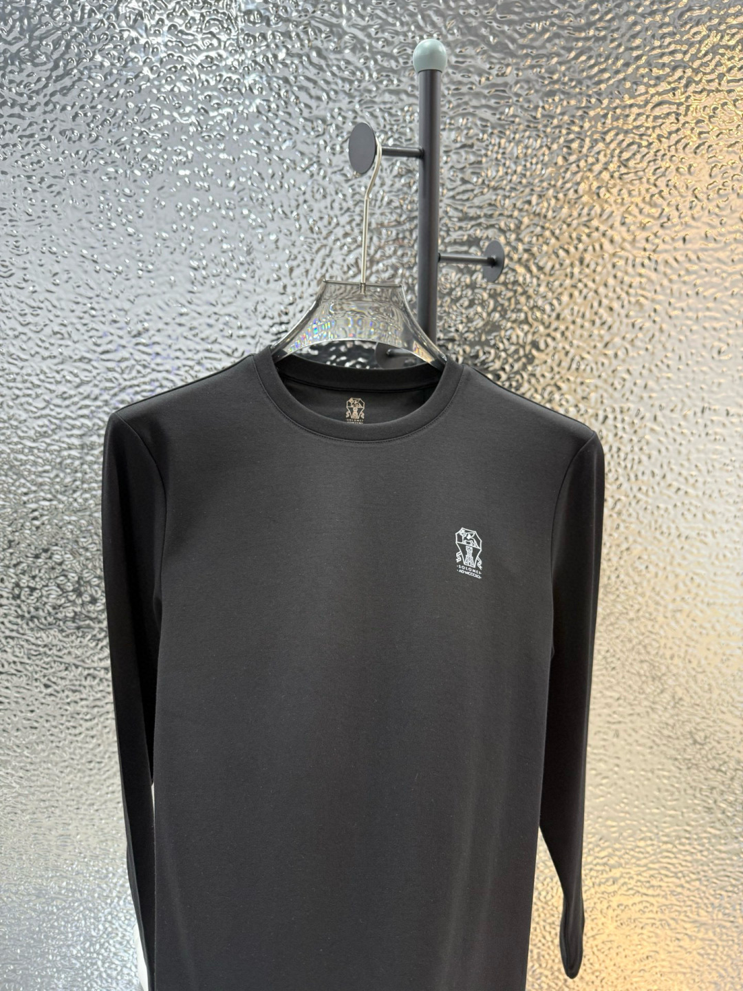 Brunello Cucinelli的珍贵材料提升了这款圆领T恤的经典风范。柔软的棉质汗布与本季色彩组合