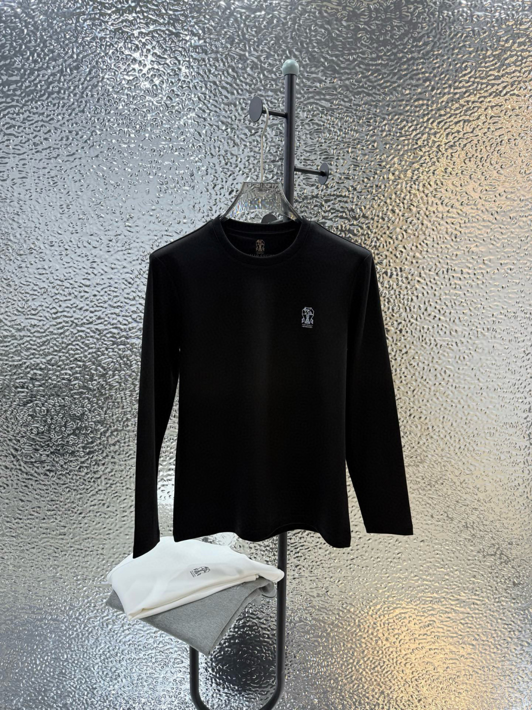 Brunello Cucinelli的珍贵材料提升了这款圆领T恤的经典风范。柔软的棉质汗布与本季色彩组合