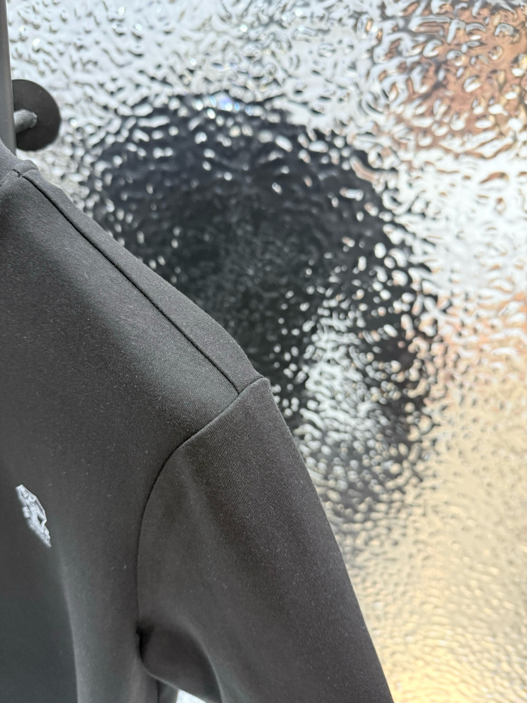 Brunello Cucinelli的珍贵材料提升了这款圆领T恤的经典风范。柔软的棉质汗布与本季色彩组合