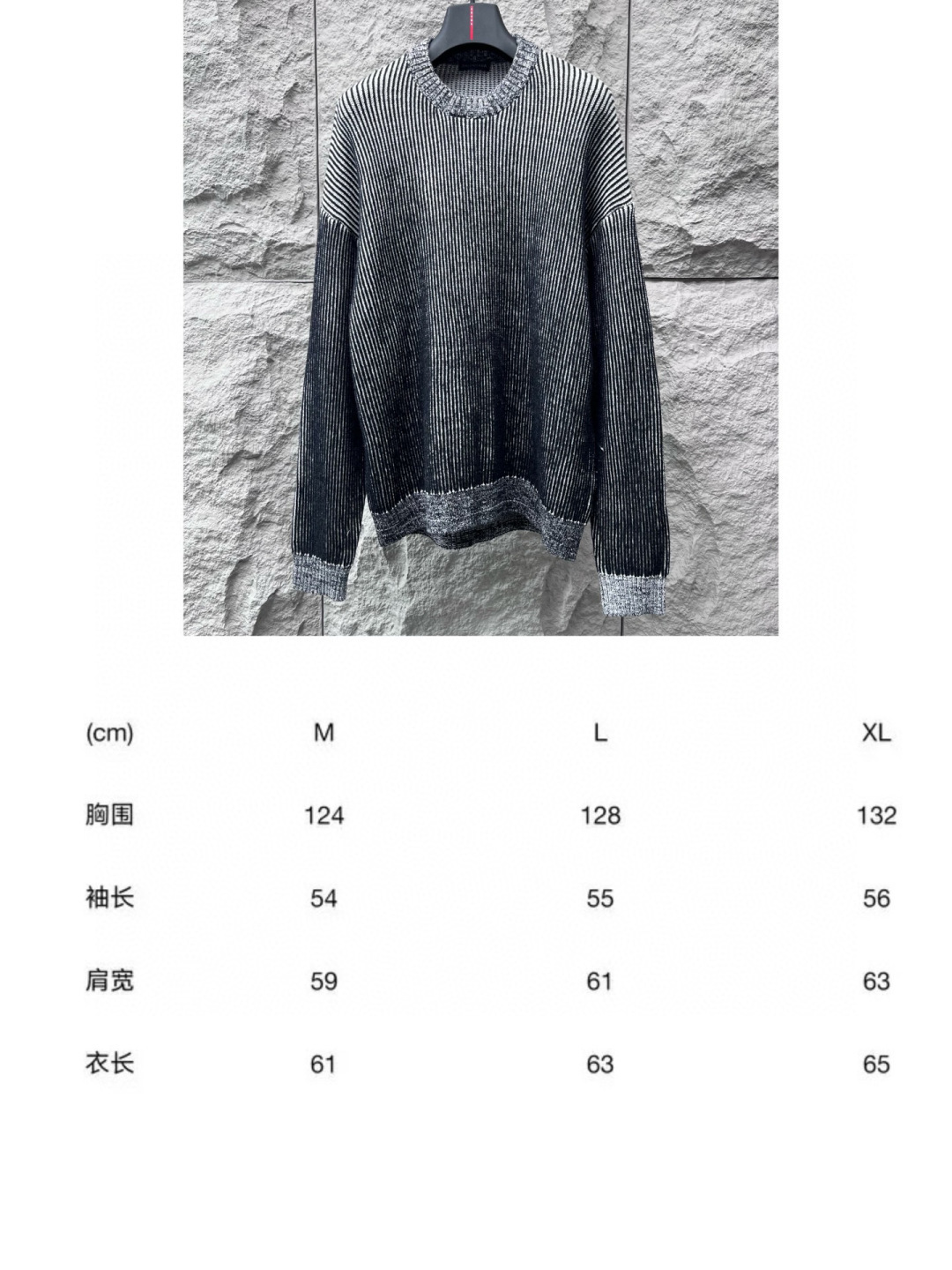 巴黎🔥🔥新款针织毛衣，采用进口针织面料，质感细腻柔软，亲肤舒适。黑白纹路肌理若隐若现，凸显层次感，重复的