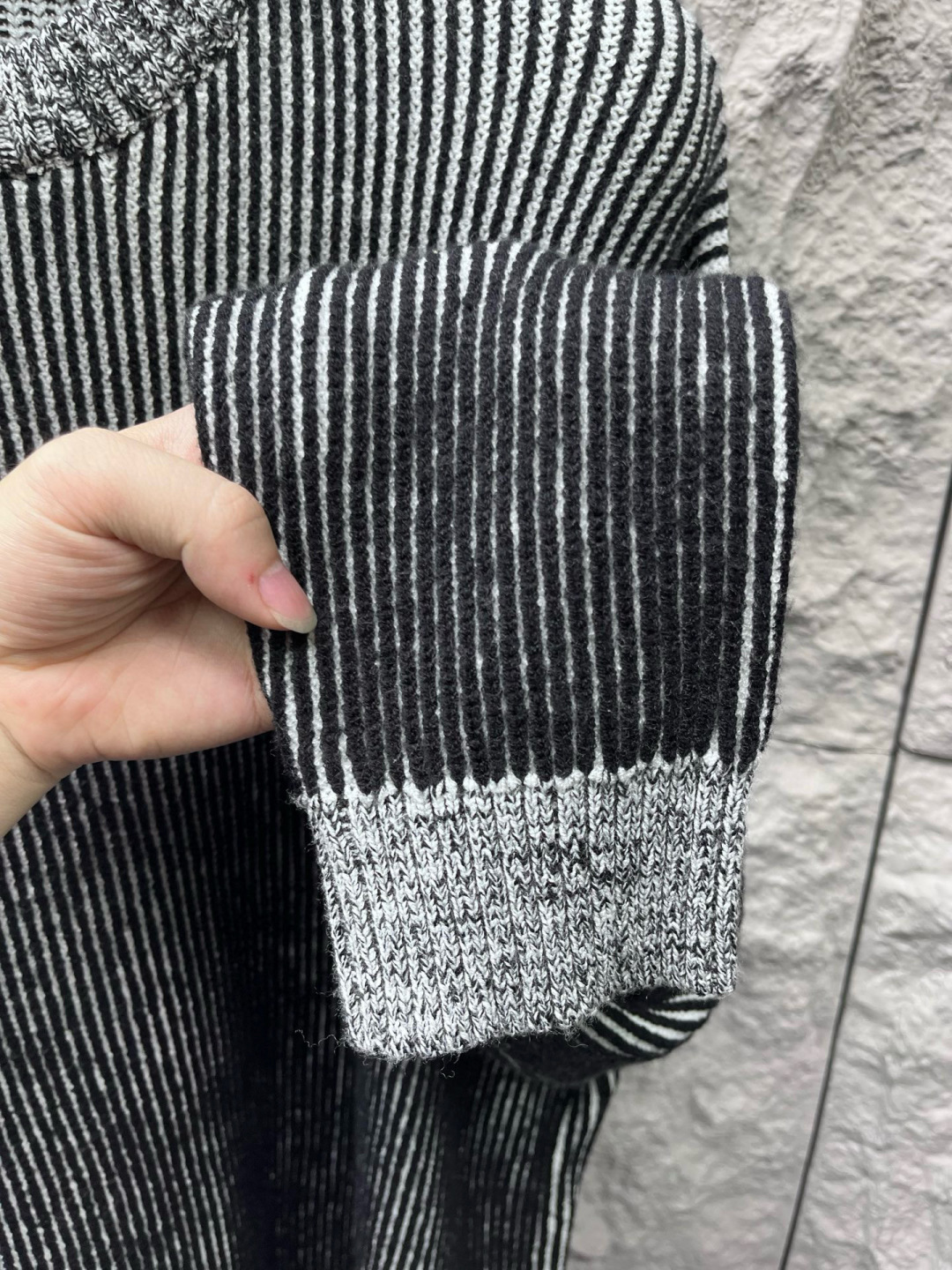 巴黎🔥🔥新款针织毛衣，采用进口针织面料，质感细腻柔软，亲肤舒适。黑白纹路肌理若隐若现，凸显层次感，重复的