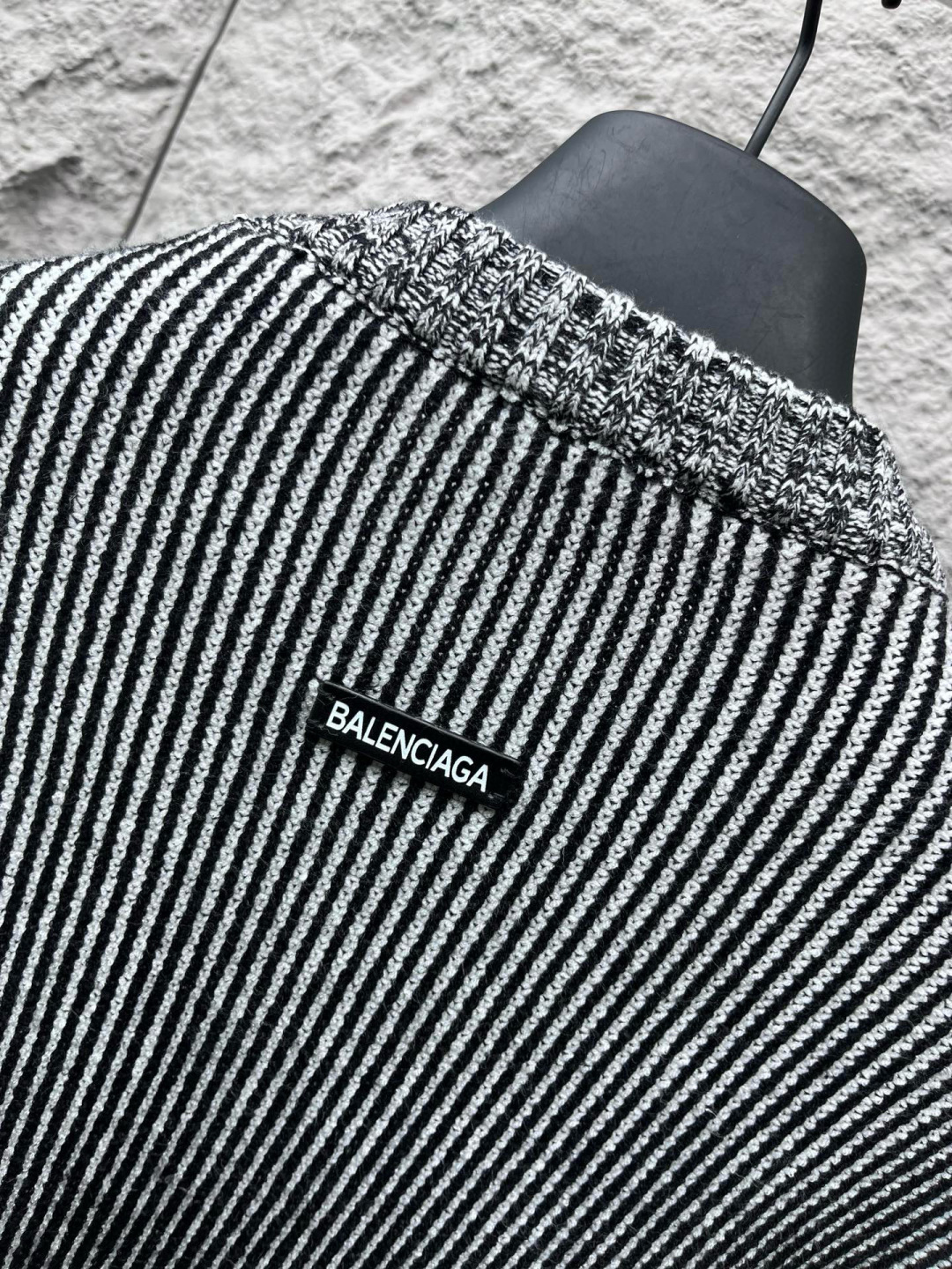 巴黎🔥🔥新款针织毛衣，采用进口针织面料，质感细腻柔软，亲肤舒适。黑白纹路肌理若隐若现，凸显层次感，重复的