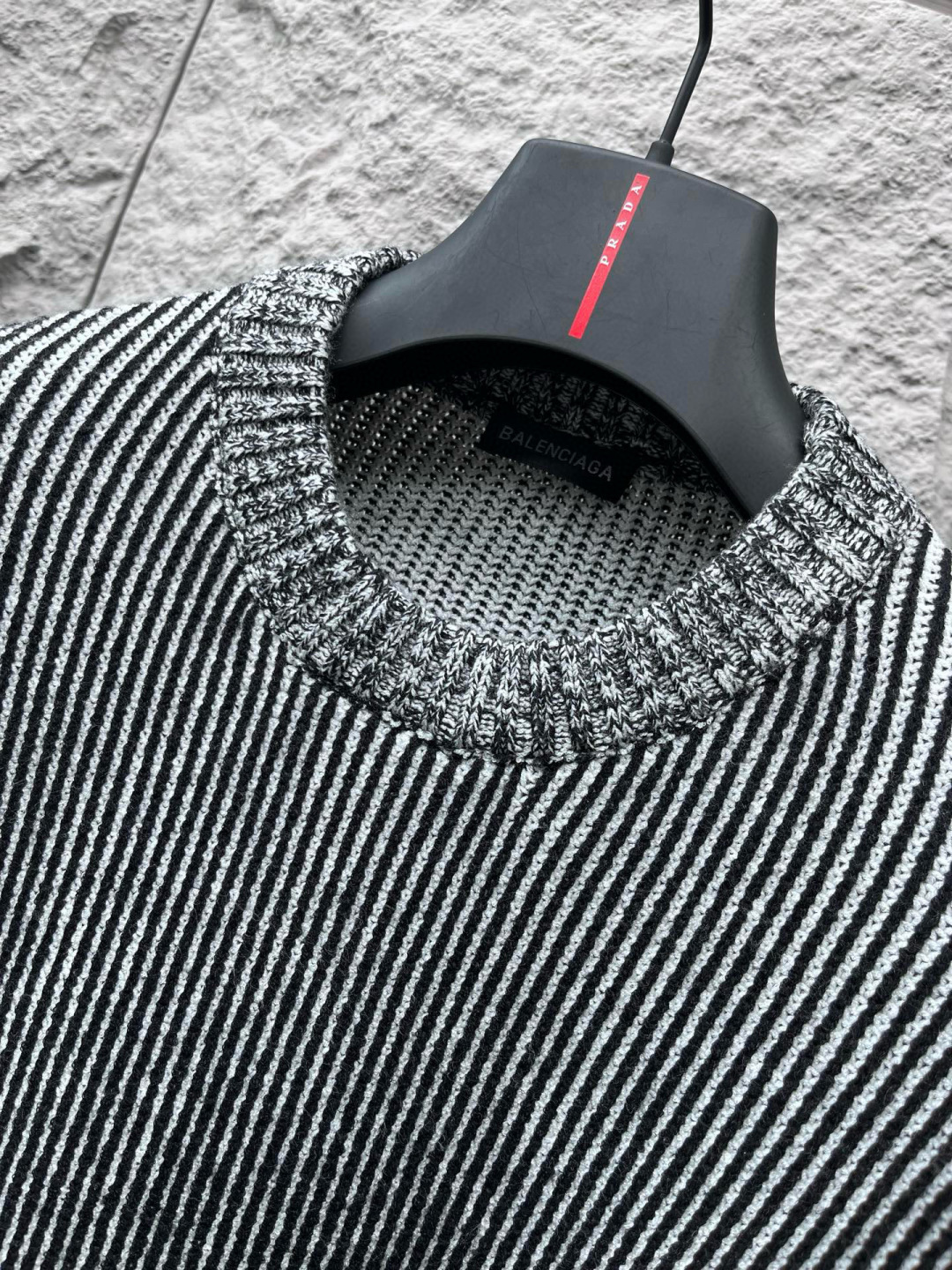 巴黎🔥🔥新款针织毛衣，采用进口针织面料，质感细腻柔软，亲肤舒适。黑白纹路肌理若隐若现，凸显层次感，重复的