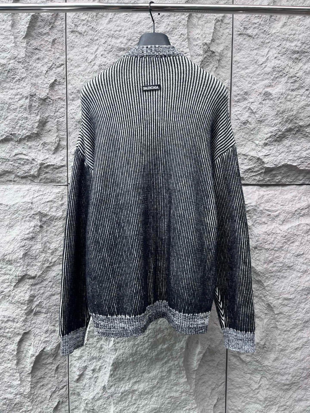 巴黎🔥🔥新款针织毛衣，采用进口针织面料，质感细腻柔软，亲肤舒适。黑白纹路肌理若隐若现，凸显层次感，重复的