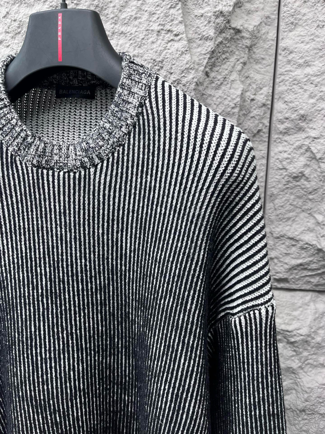 巴黎🔥🔥新款针织毛衣，采用进口针织面料，质感细腻柔软，亲肤舒适。黑白纹路肌理若隐若现，凸显层次感，重复的