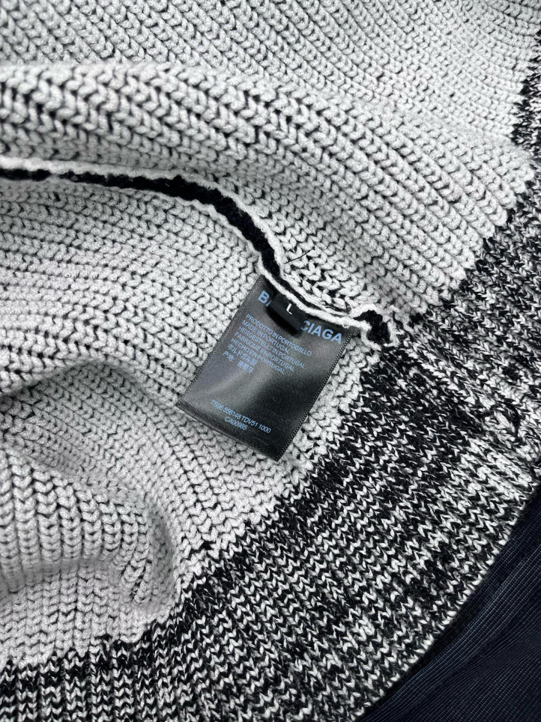 巴黎🔥🔥新款针织毛衣，采用进口针织面料，质感细腻柔软，亲肤舒适。黑白纹路肌理若隐若现，凸显层次感，重复的