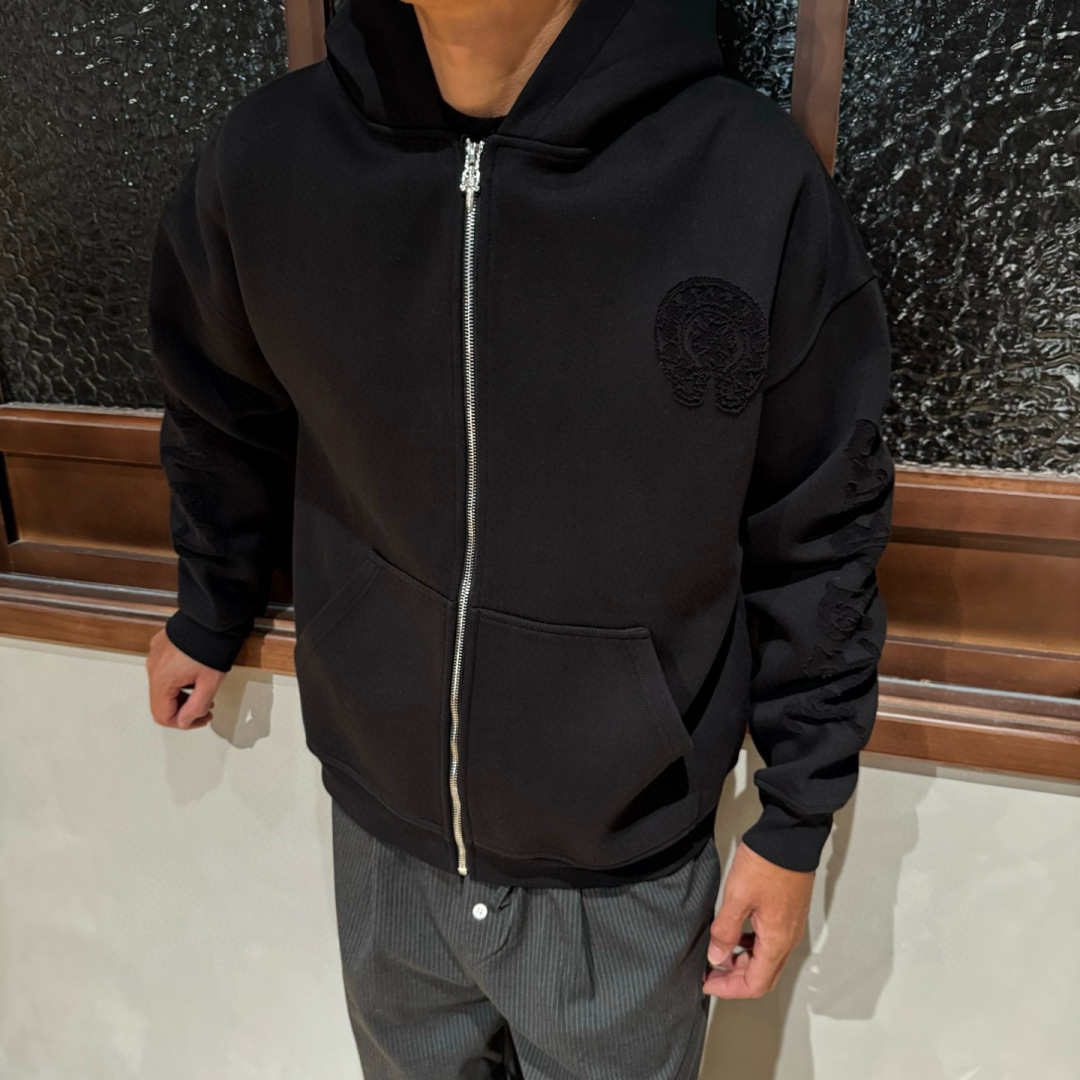 克罗心🌟新款秋冬烧花连帽厚款外套🆕采用定做面料，手感细腻，搭配品牌标识，超级时尚洋气！码数：S-XL男女