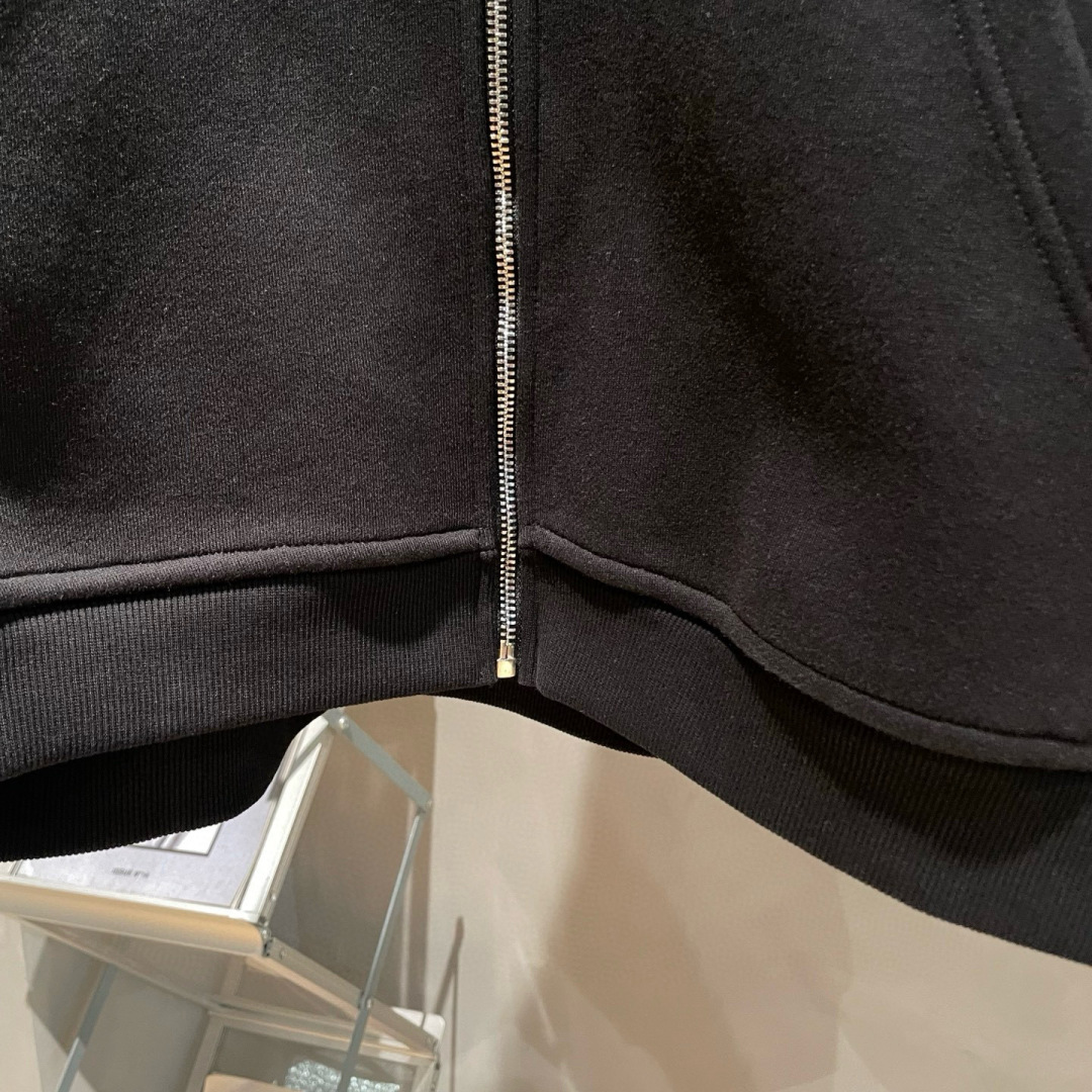 克罗心🌟新款秋冬烧花连帽厚款外套🆕采用定做面料，手感细腻，搭配品牌标识，超级时尚洋气！码数：S-XL男女