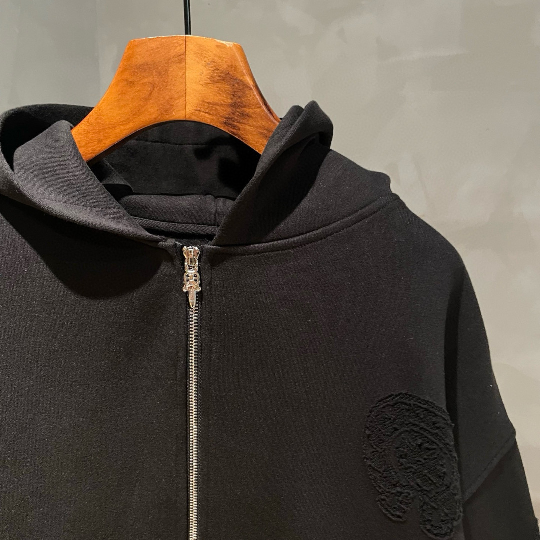 克罗心🌟新款秋冬烧花连帽厚款外套🆕采用定做面料，手感细腻，搭配品牌标识，超级时尚洋气！码数：S-XL男女